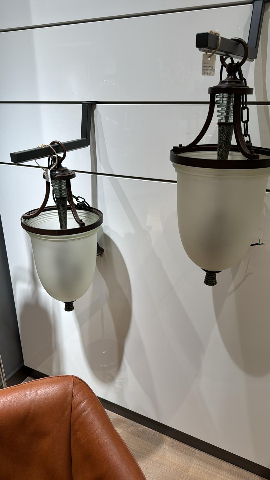 Conjunto de dos preciosas lámparas art déco de mármol verde.

El mármol hace que las lámparas sean emocionantes de ver

Viene con cadena auténtica.

Fabricado en los años 40 en Italia.

Altura de la pantalla: 33 cm

Diámetro: 28 cm