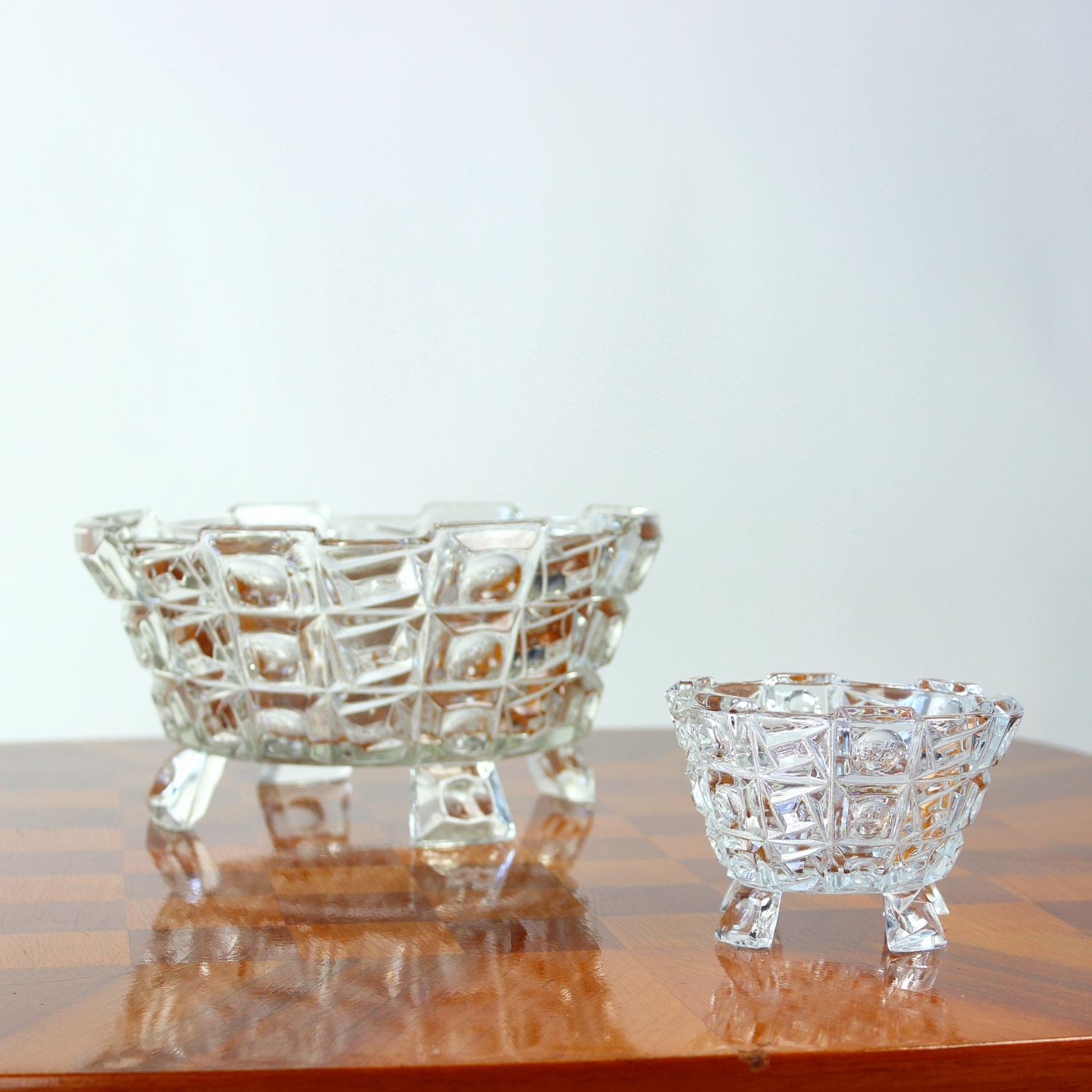 Set di due ciotole in vetro pressato Art Déco di Libochovice, Cecoslovacchia, anni '30 in vendita 8