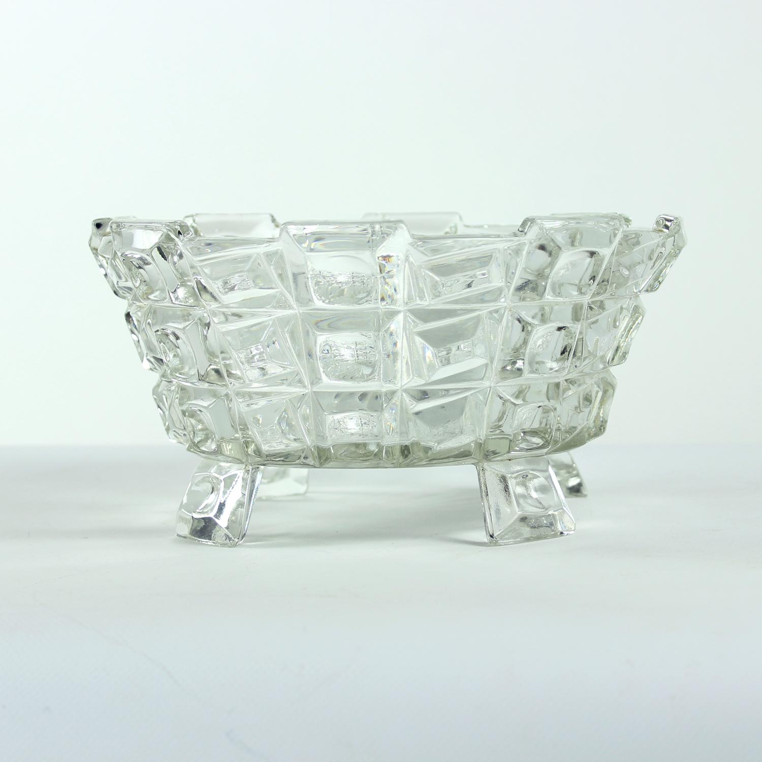 Un sorprendente set di due ciotole decorative in vetro pressato disegnate e prodotte dalla fabbrica di vetro Libochovice in Cecoslovacchia nel periodo del design art deco. Questi pezzi scultorei incarnano l'audace estetica geometrica tipica