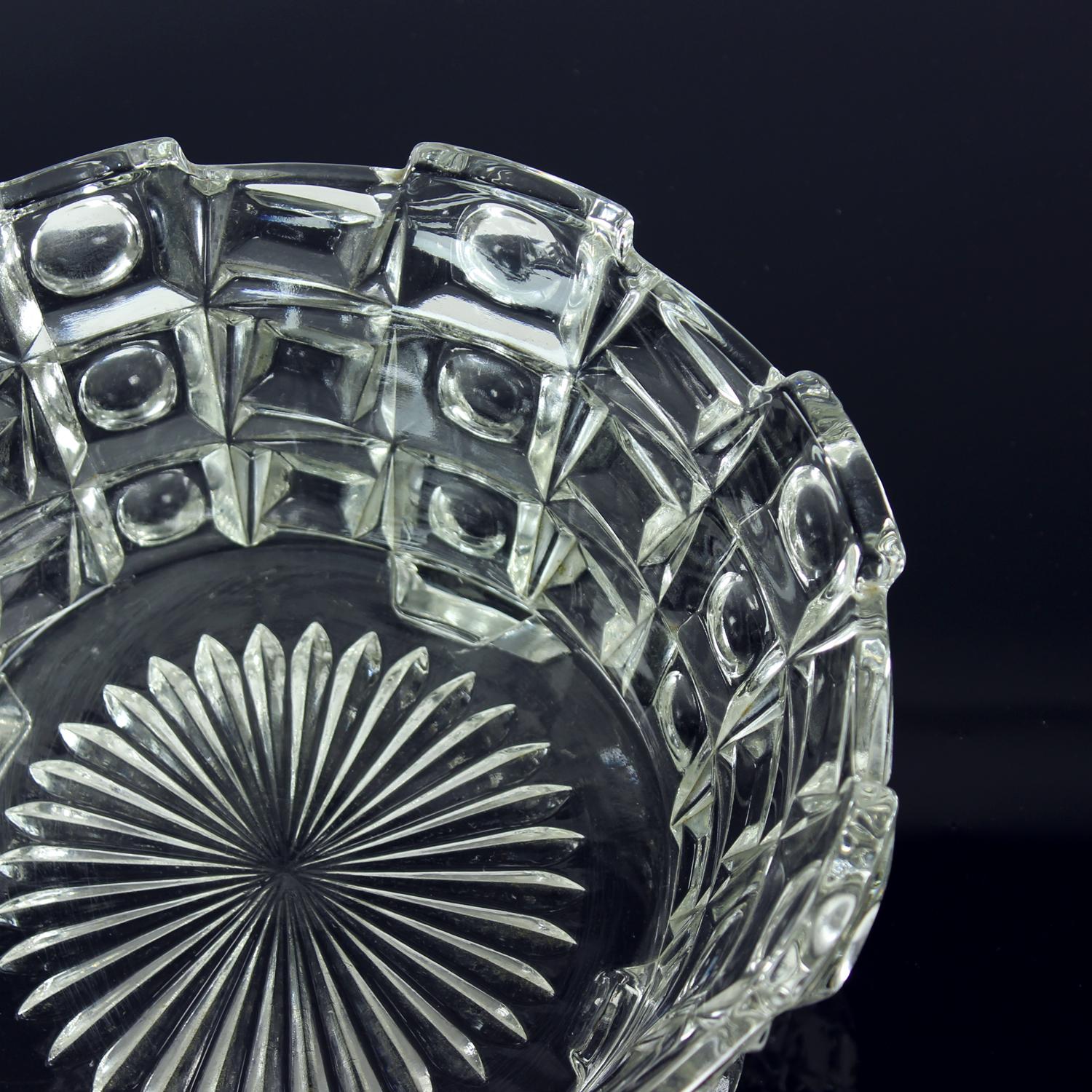 Set di due ciotole in vetro pressato Art Déco di Libochovice, Cecoslovacchia, anni '30 in vendita 3
