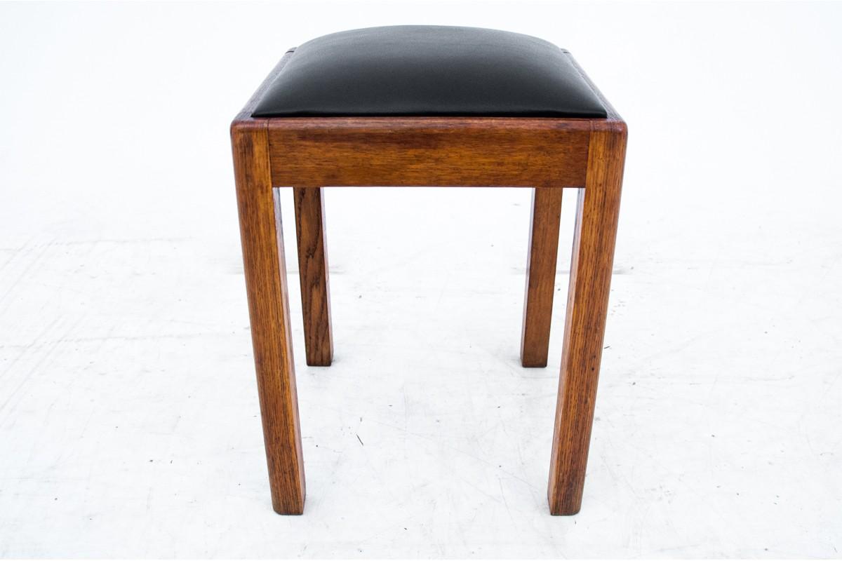 Set of Art Deco stools, Poland, 1940s

Wood: oak

dimensions: height 46 cm width 35 cm depth 35 cm.