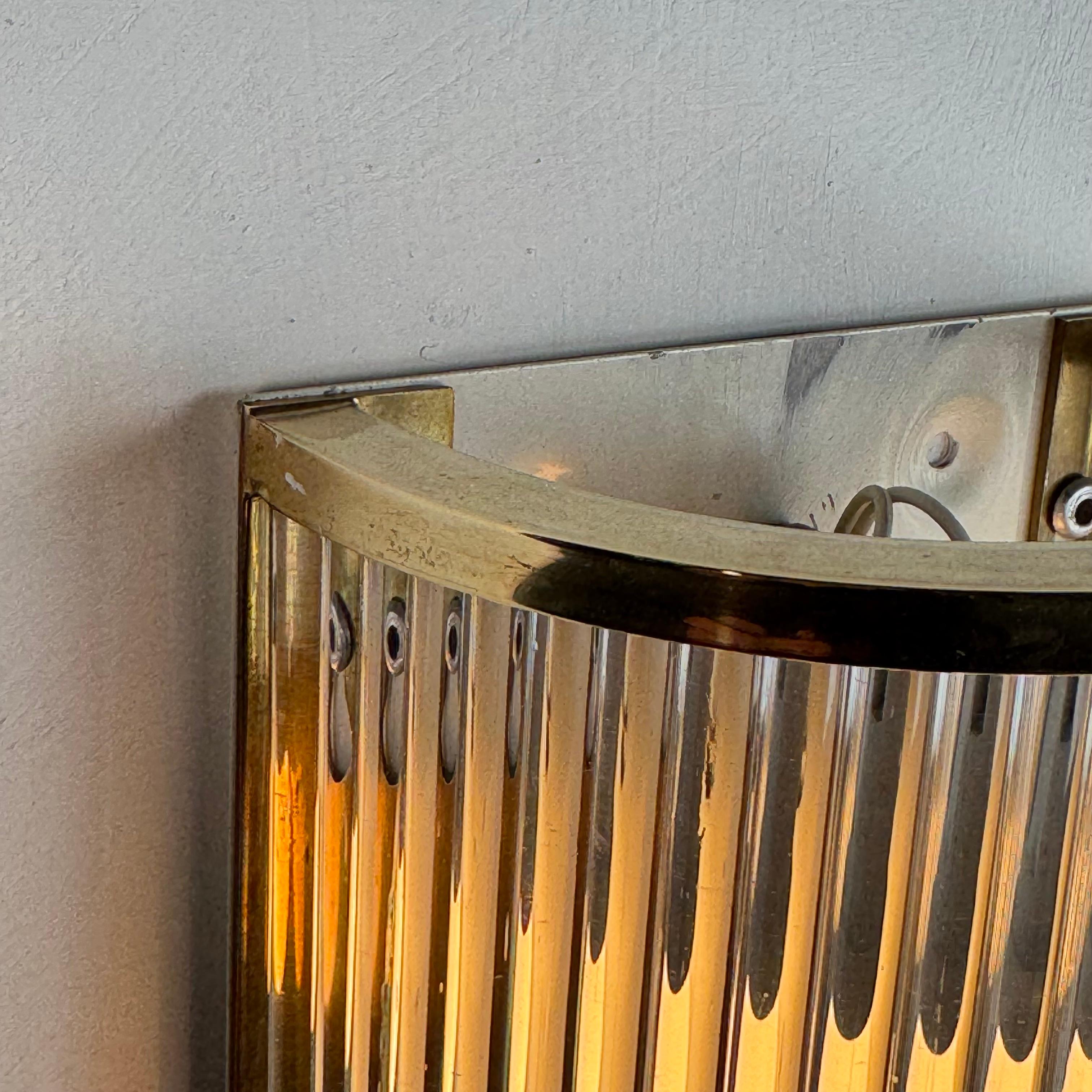 Set di due lampade da parete in vetro di Murano e ottone in stile Art Déco di De Majo, anni '70 In condizioni buone in vendita a Brescia, Brescia