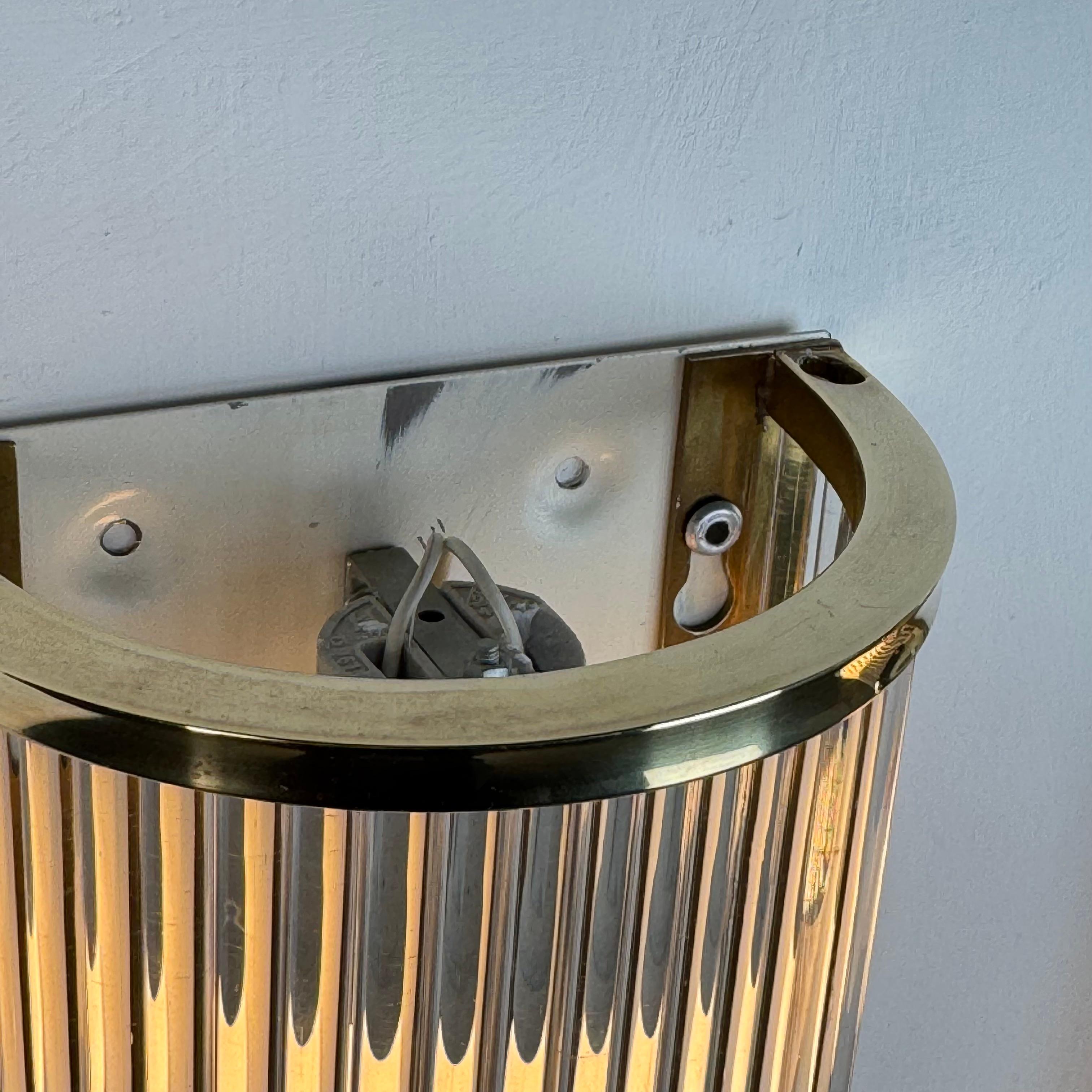 Fine XX secolo Set di due lampade da parete in vetro di Murano e ottone in stile Art Déco di De Majo, anni '70 in vendita