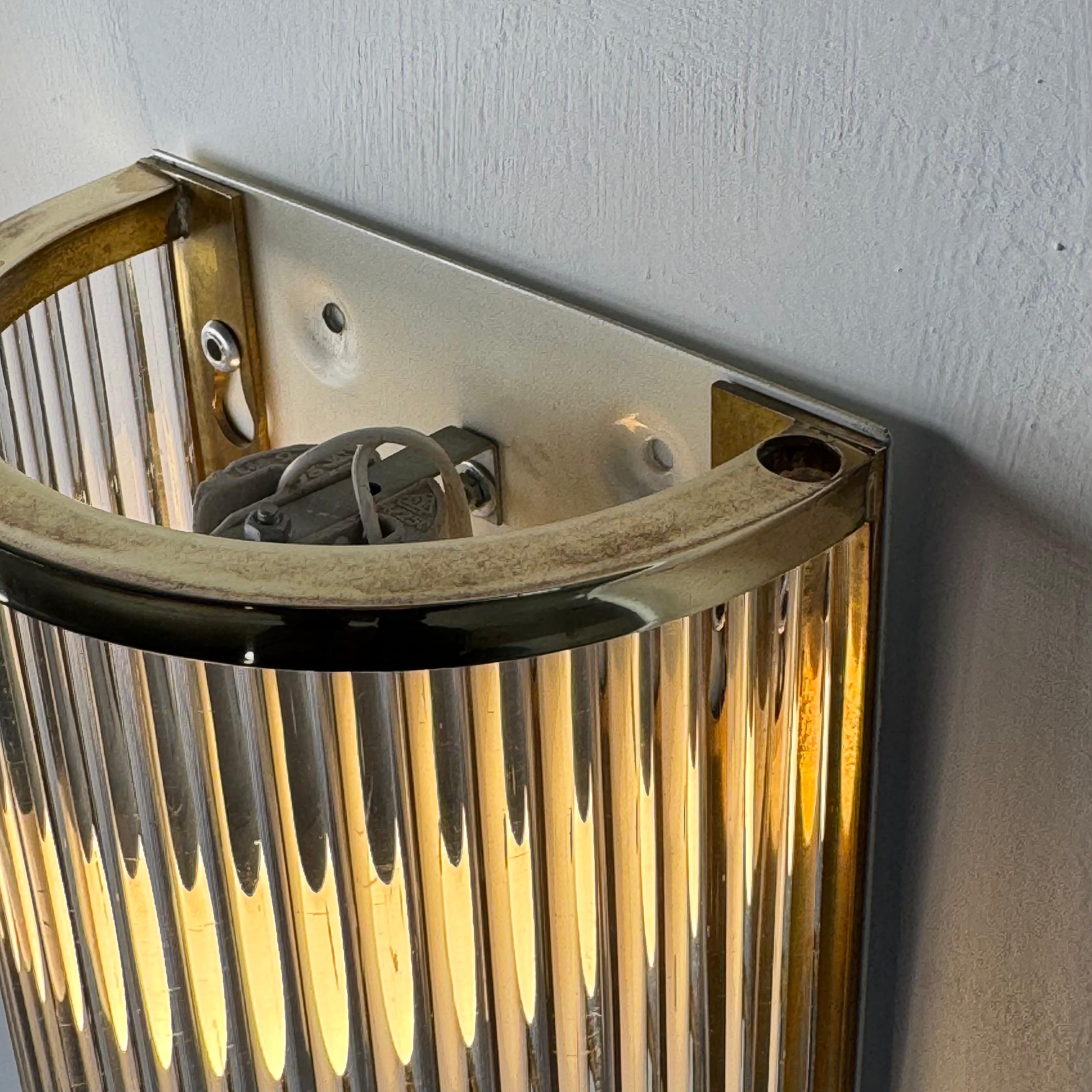 Metallo Set di due lampade da parete in vetro di Murano e ottone in stile Art Déco di De Majo, anni '70 in vendita