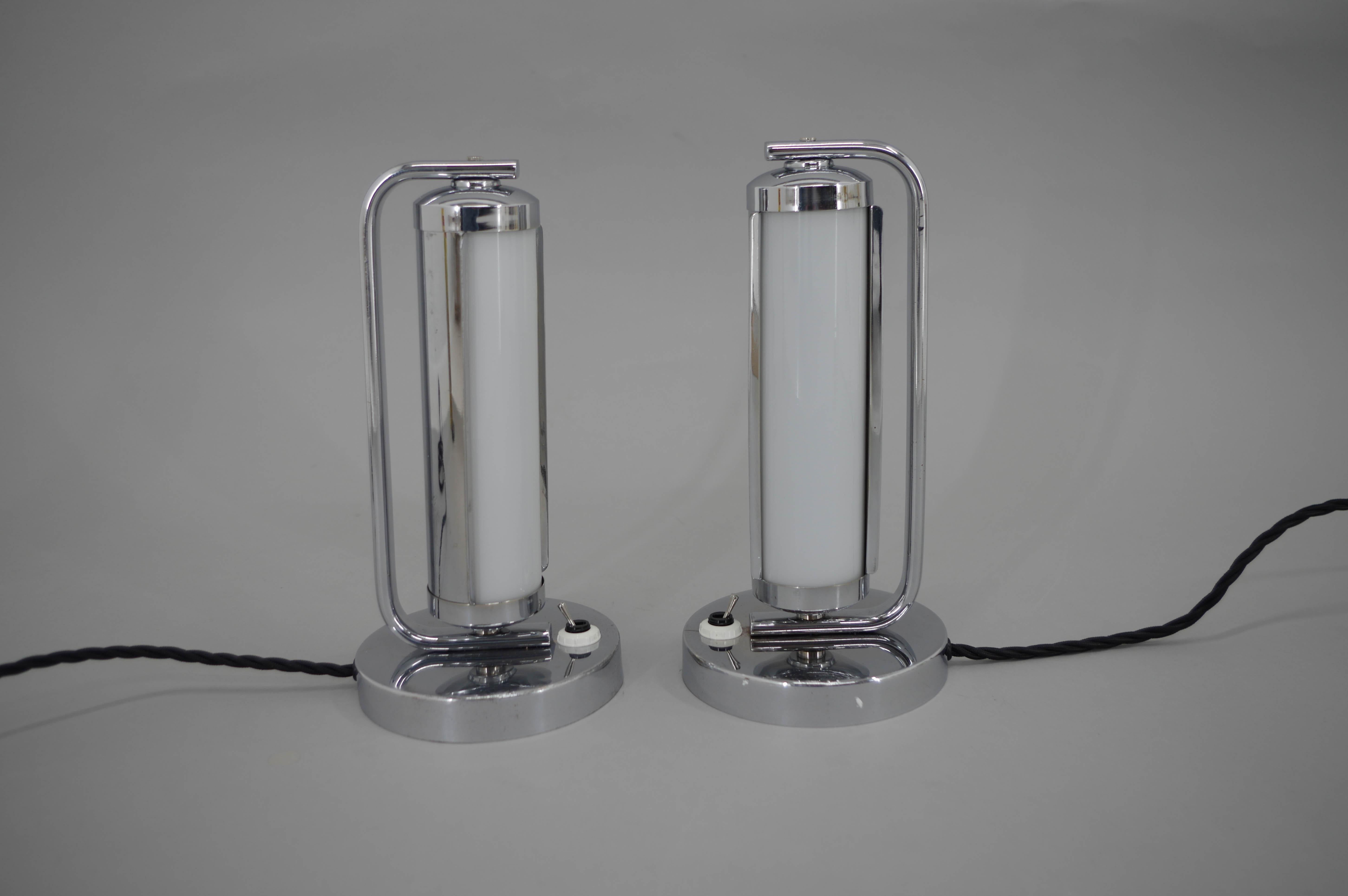 Two Art Deco/Functionalist table lamps with tubular glass and rotating chrome cover.
Restored, cleaned, polished, rewired
1x40W, E12-E14 bulb
US plug adapter included
