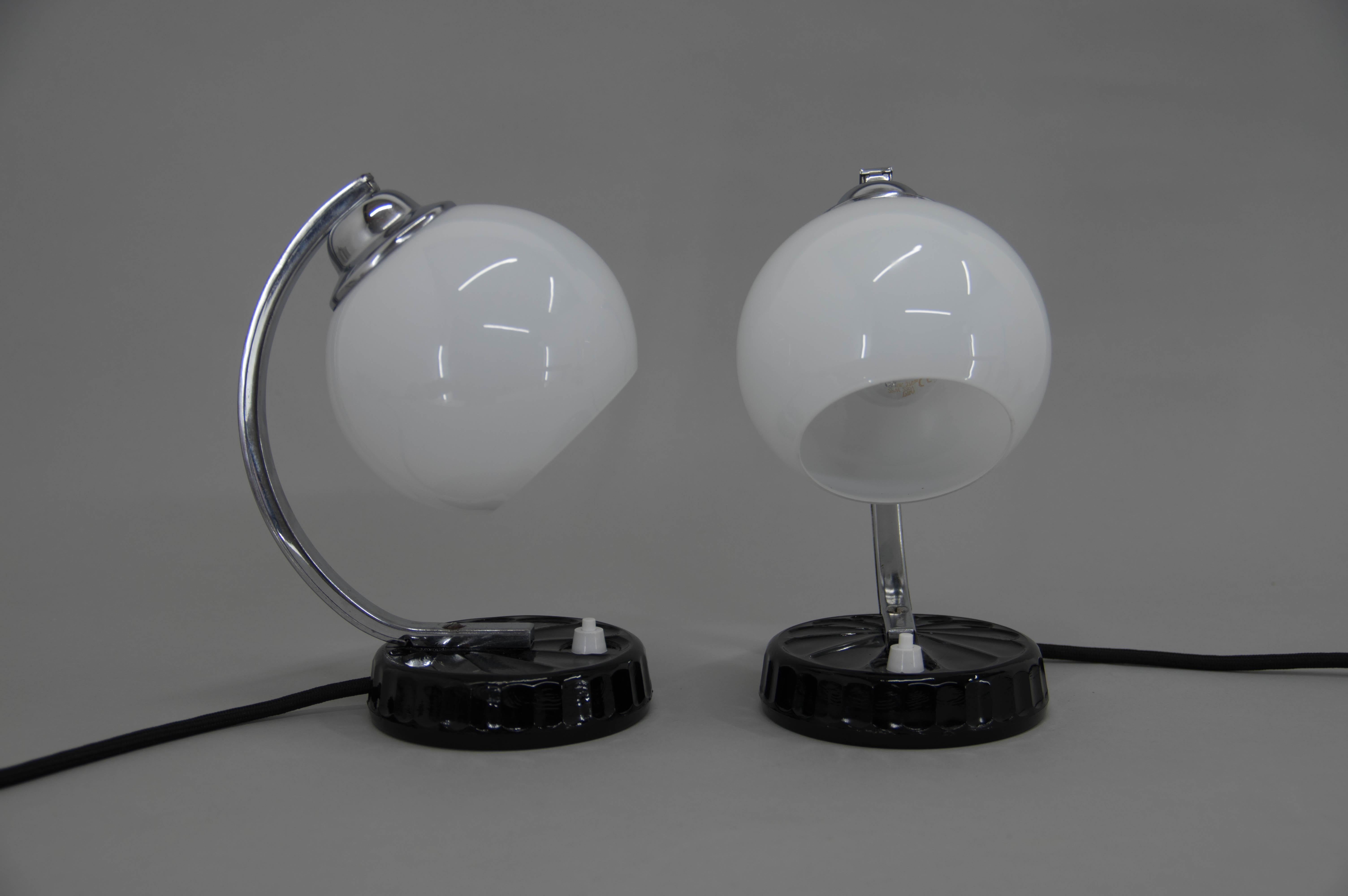 Black glass base, chrome arms and opaline glass shade.
Very good condition, glass in perfect condition.
Rewired: 1x40W, E25-E27 bulb
US plug adapters included.