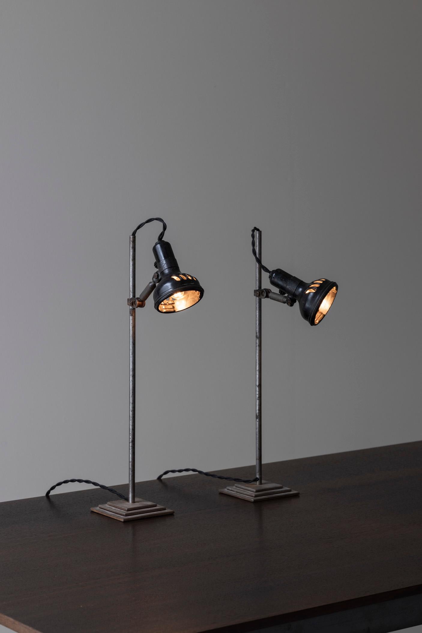 Milieu du XXe siècle Ensemble de deux lampes de table Art Déco provenant de France, datant des années 1930. en vente