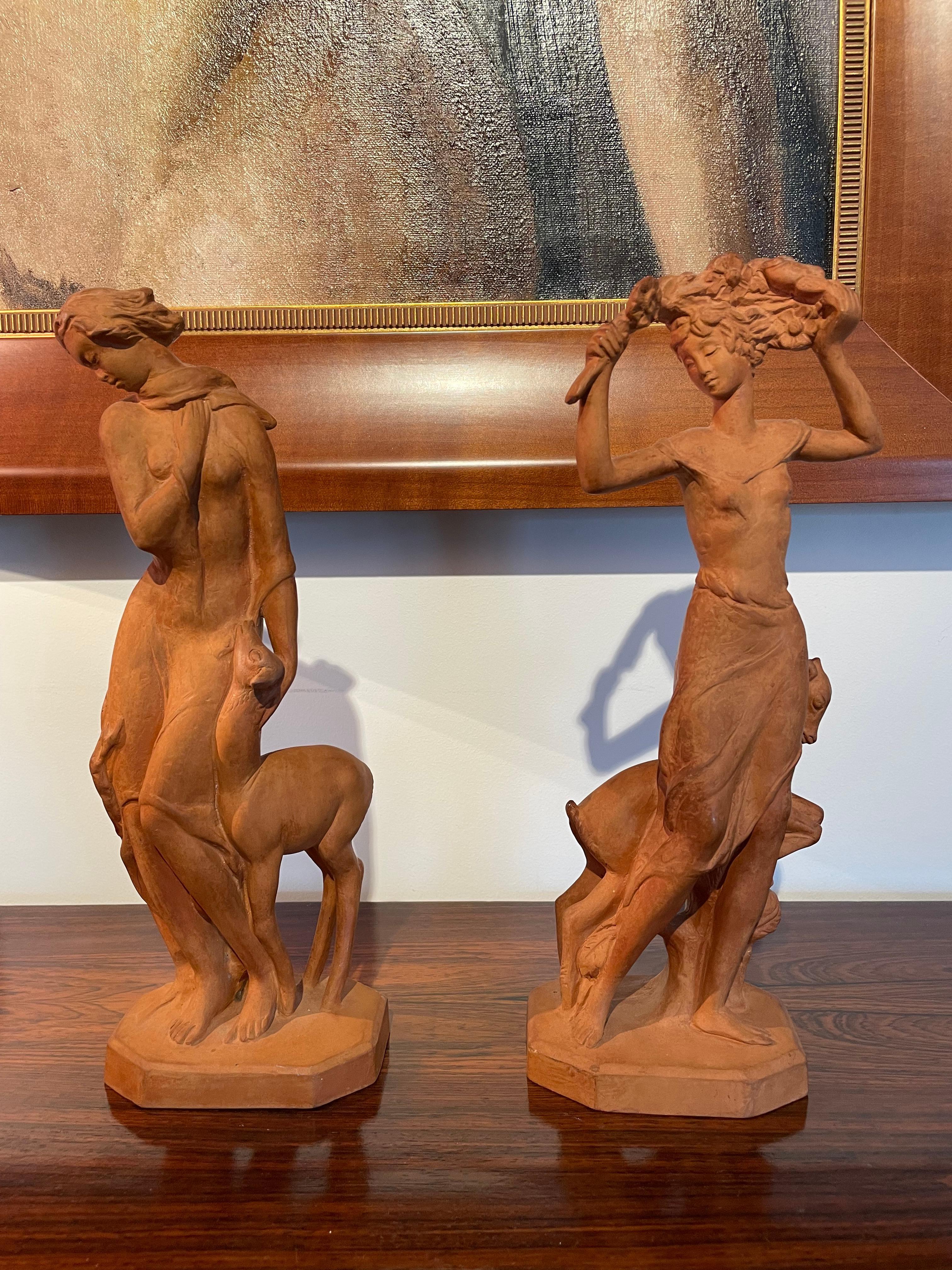 Cet ensemble élégant et chic de deux figurines italiennes en terre cuite date de la période Art déco des années 1920 et 1930. L'une des figures représente l'hiver et l'autre le printemps ou l'été.

Note : 
Les dimensions de la figurine d'hiver sont