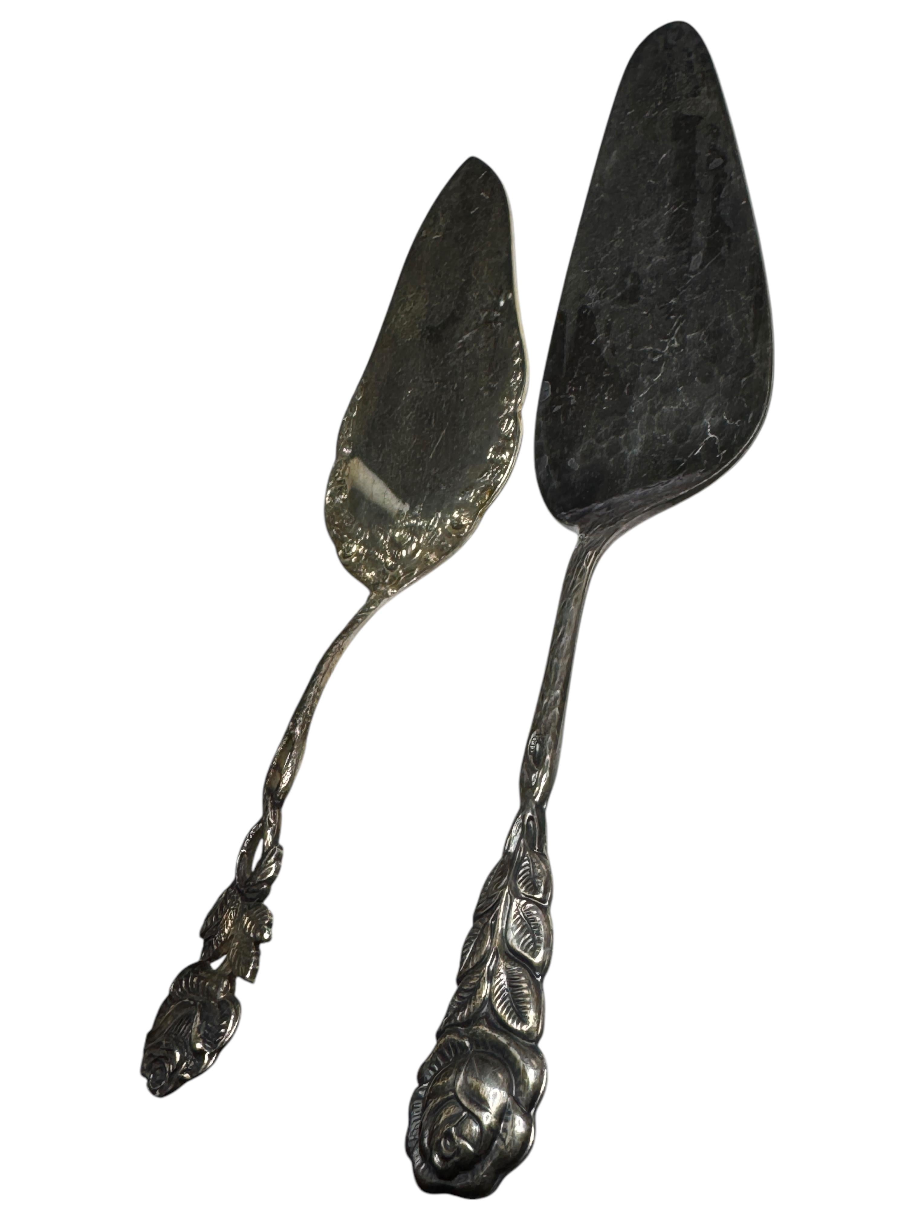 Metallo Set di due posate in argento Hildesheim Rose Art Nouveau, paletta per dolci, tedesco in vendita