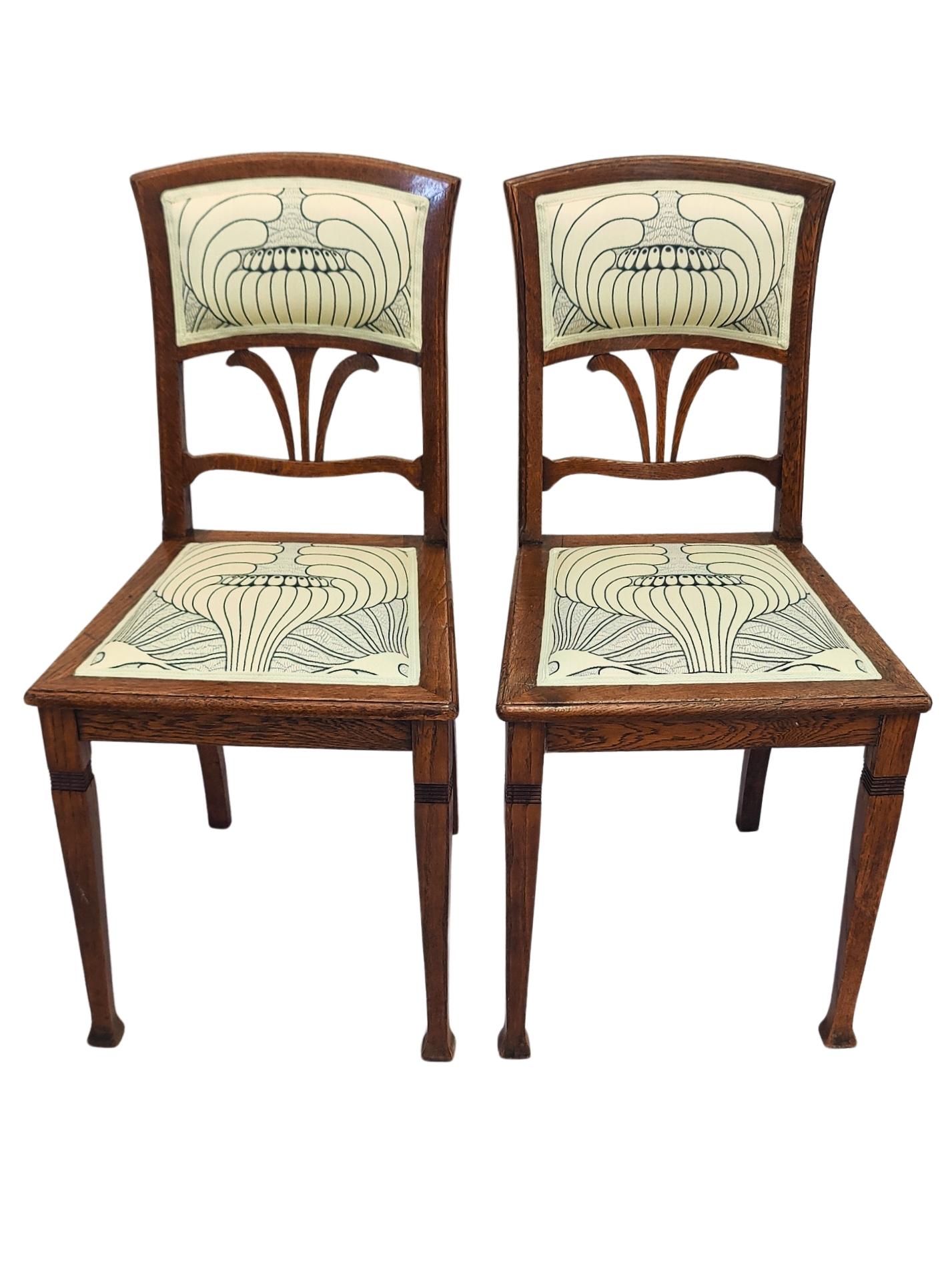 Due sedie del periodo Art Nouveau, circa 1900. Le sedie sono realizzate in legno massiccio di quercia e recentemente imbottite e rivestite con un nuovo tessuto. restaurate in ottime condizioni e con un bel design Art Nouveau.