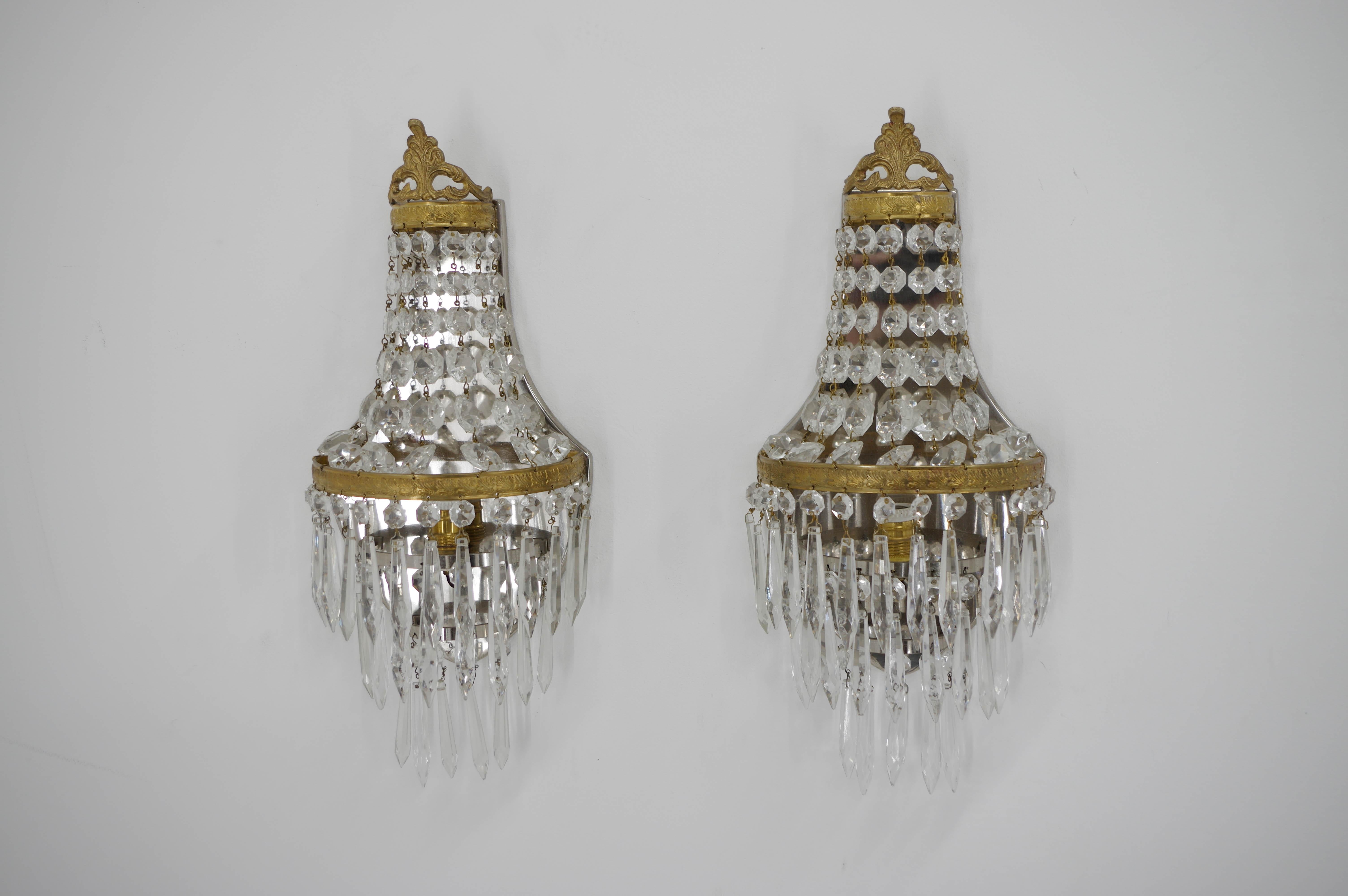 Set of two wall lamps made of brass and crystal.
Restored: cleaned, rewired
1x40W, E12-E14 bulbs
US wiring compatible