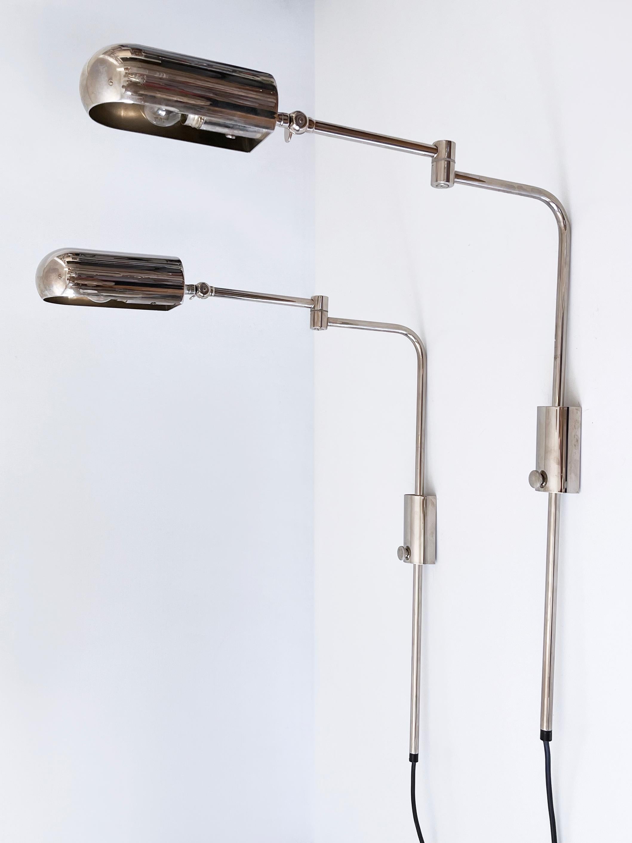 Ensemble de deux élégantes et articulées lampes murales de chevet ou liseuses en laiton.  Hauteur, bras et abat-jour réglables de différentes manières. Abat-jour rotatif. Interrupteur sur la Corde. Conçu et fabriqué par Florian Schulz, Allemagne,