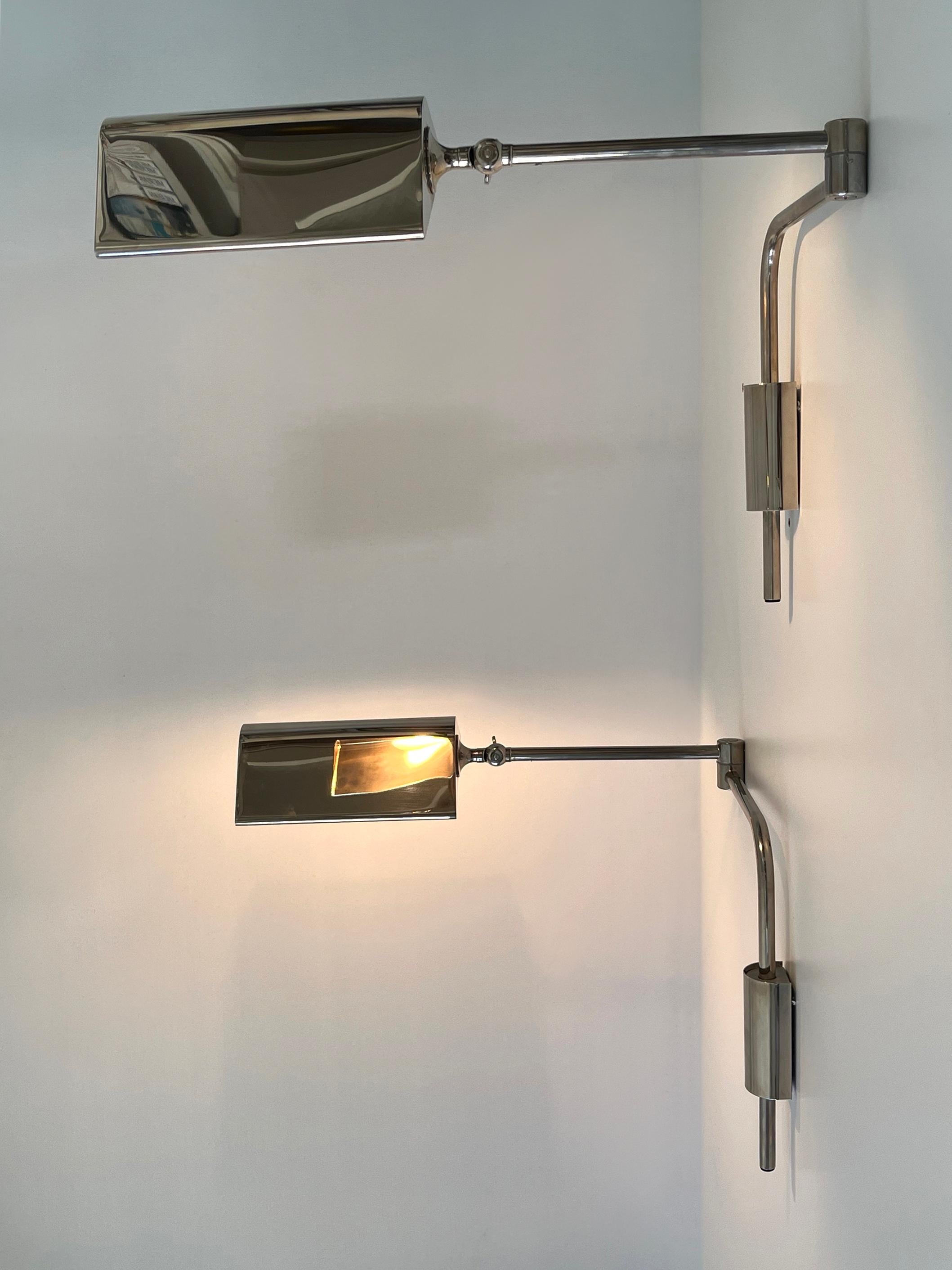 Ensemble de deux élégantes et articulées lampes murales de chevet ou liseuses en laiton.  Hauteur, bras et abat-jour réglables de différentes manières. Abat-jour rotatif. Interrupteur sur la Corde. Conçu et fabriqué par Florian Schulz, Allemagne,
