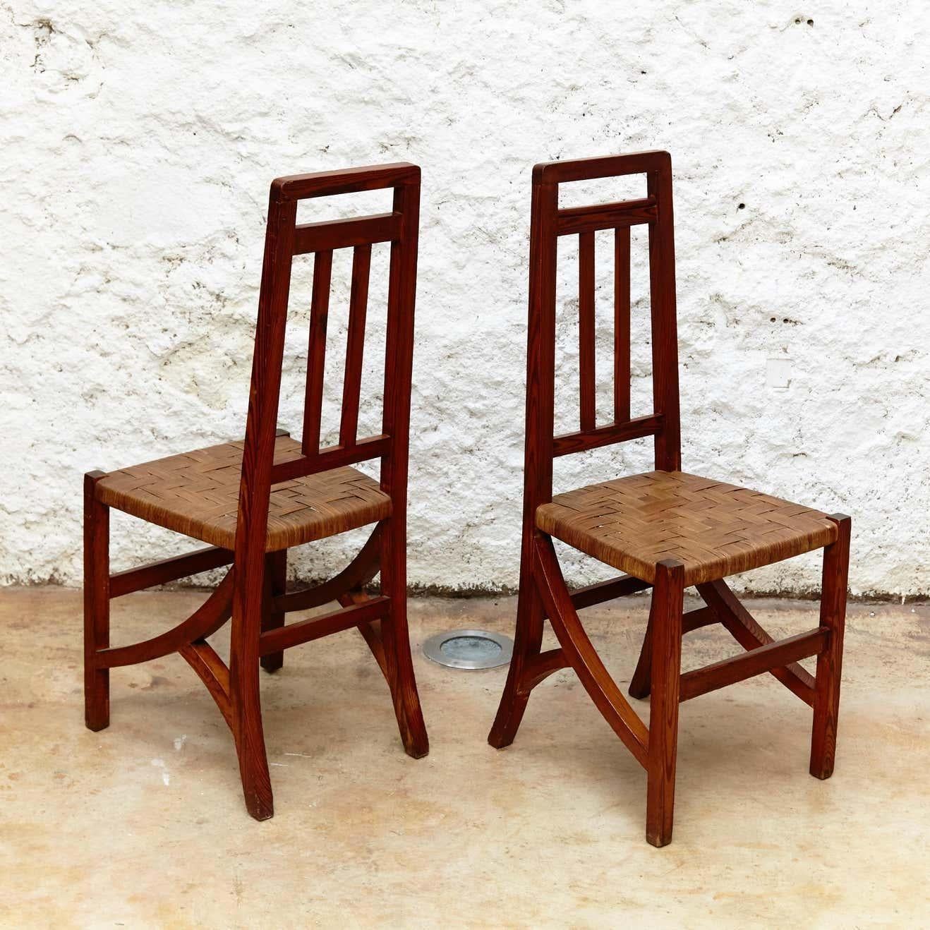 Satz von zwei Arts and Crafts-Stühlen aus Holz und Rattan, um 1910 (Spanisch) im Angebot