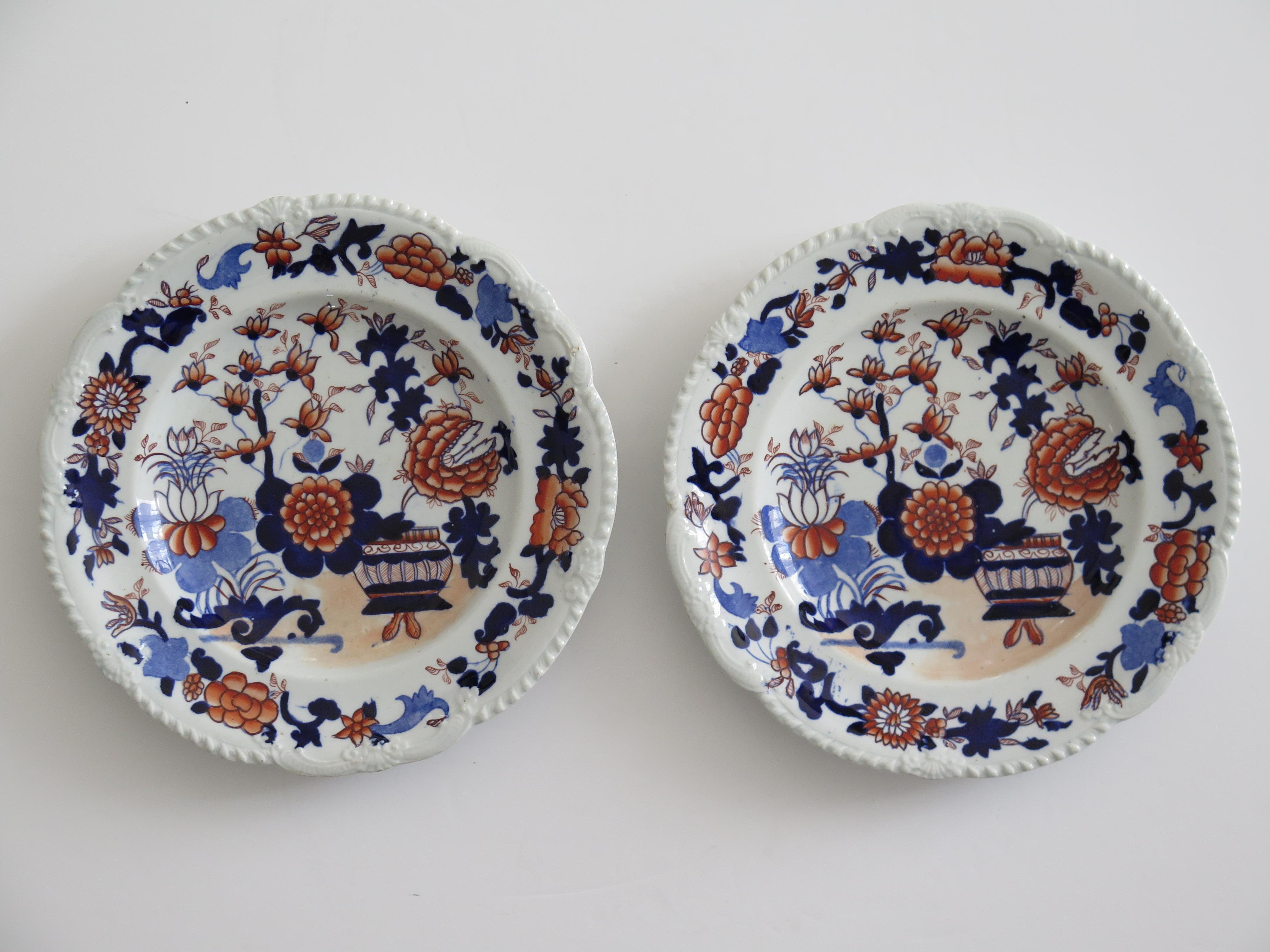 Il s'agit d'un bon ensemble de DEUX assiettes à dessert anciennes, toutes dans le motif Basket Japan, fabriquées par Mason's Ironstone, Lane's, Angleterre et datant d'environ 1815-1820.

Les assiettes sont bien remplies, de forme circulaire, avec un