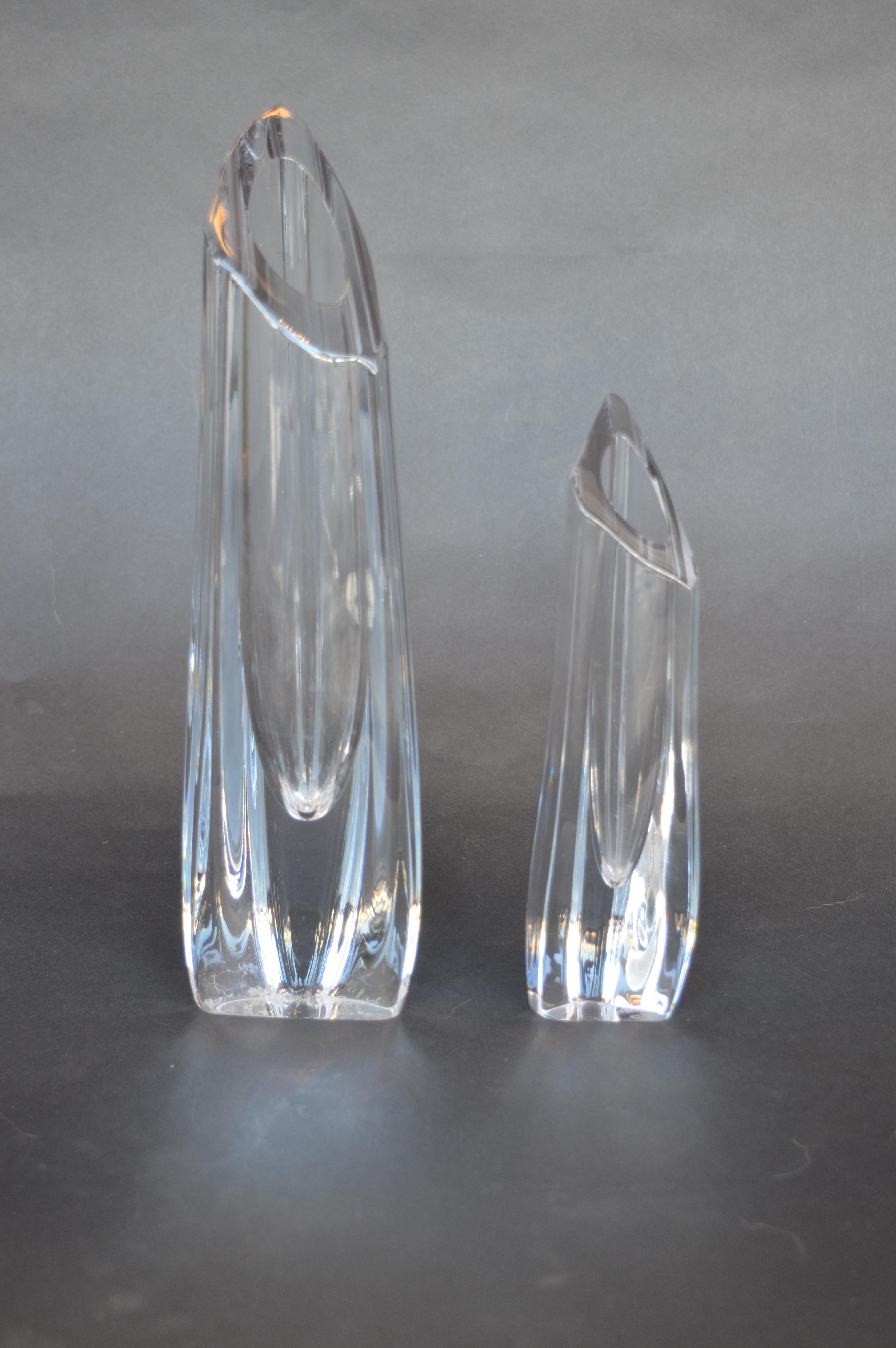 Deux vases de Baccarat.
Le plus petit vase mesure 8,5 pouces H x 2,5 pouces.
 