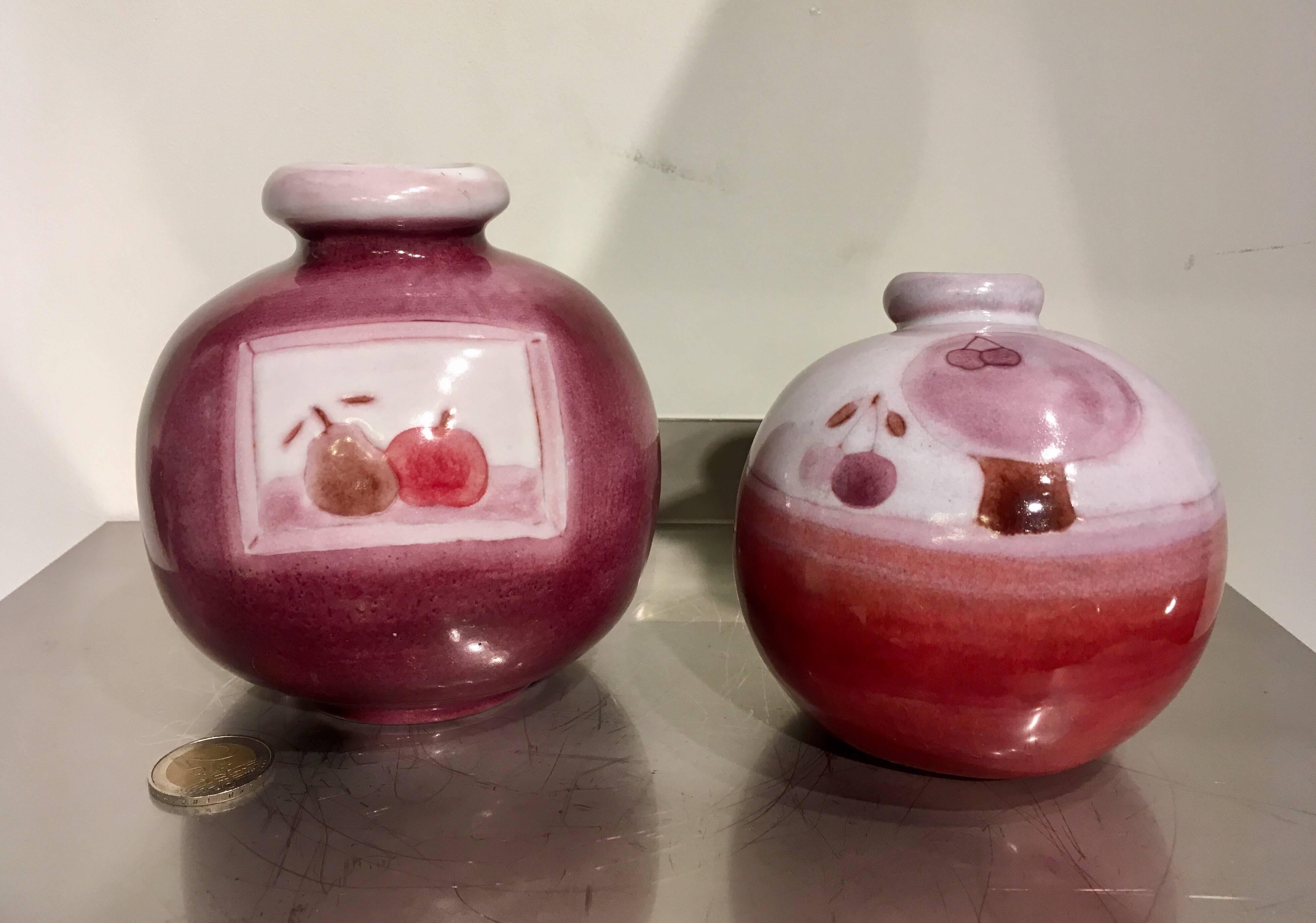 Set of two ball vases decorated with fruits (cherry, apple & peer) and tree (cherry tree), circa 1960.
By Cloutier Frères, France. (Cloutier brothers).
In perfect condition!

Dimensions are given for the biggest vase.
(Dimensions of the