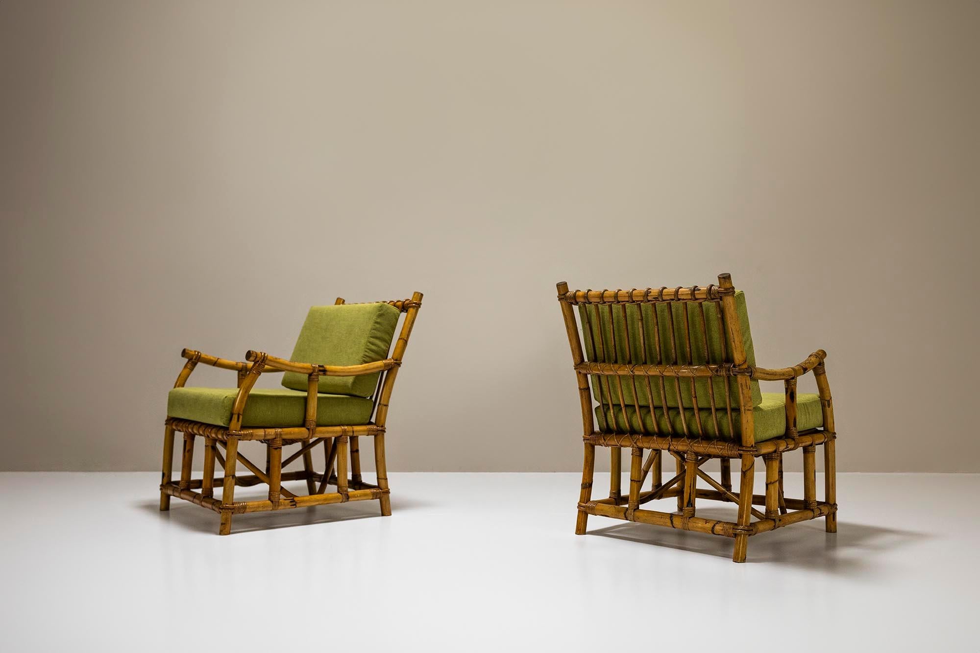 Este conjunto de dos sillones de aspecto elegante y cálido tiene un aire típico de los años setenta. Recuerda un estilo similar a las creaciones de Vivai del Sud. La empresa italiana se fundó en los años 50 y se dedicaba principalmente a la
