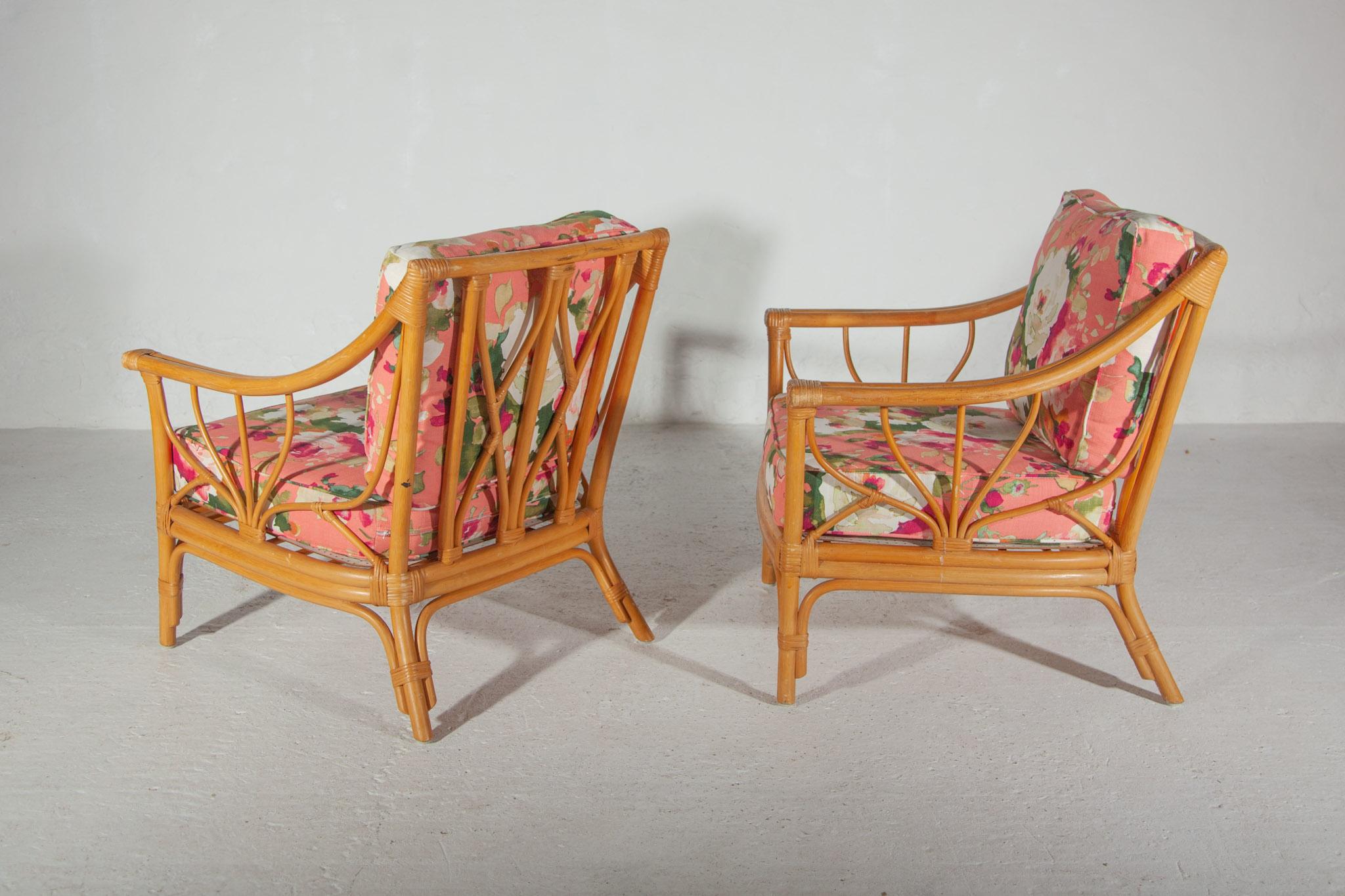Milieu du XXe siècle Ensemble de deux chaises longues en bambou à motifs floraux Boho Chique