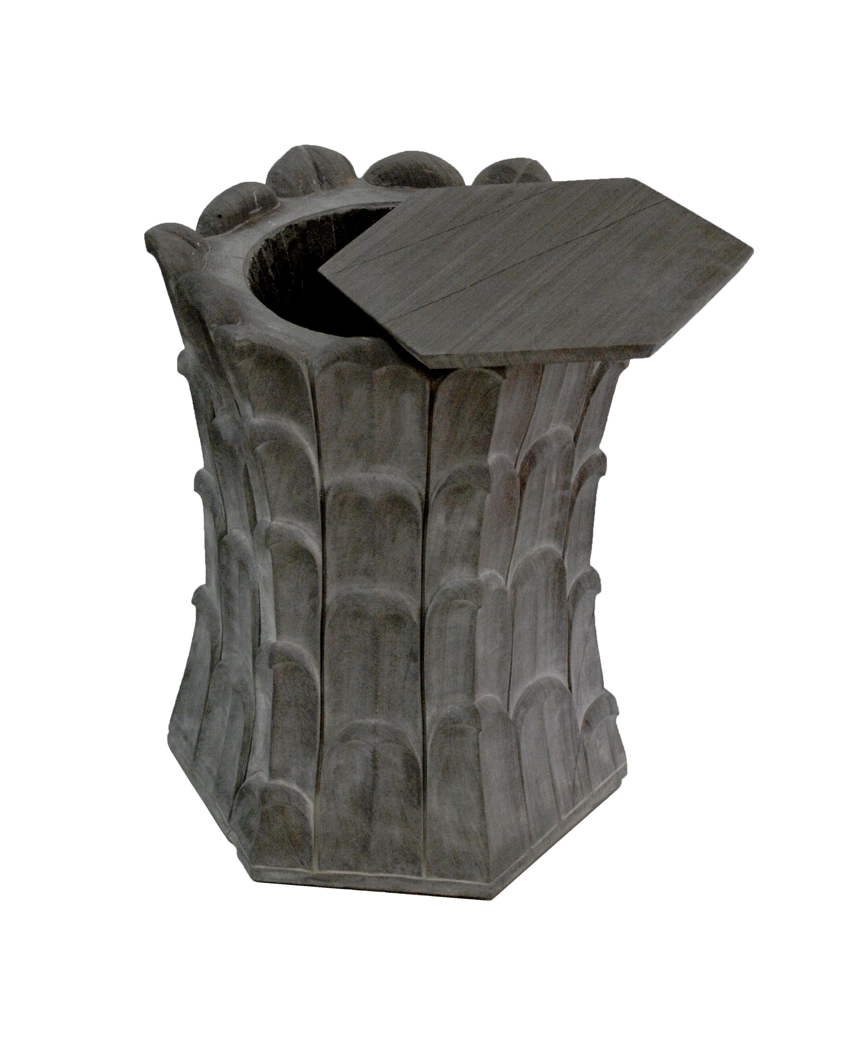 Inspirée par les sculptures du temple d'Udaipur et de ses environs, Stephanie Odegard a conçu cette table d'appoint unique en utilisant les pierres disponibles localement. L'arrangement du motif de la feuille sculptée donne l'impression d'un cygne