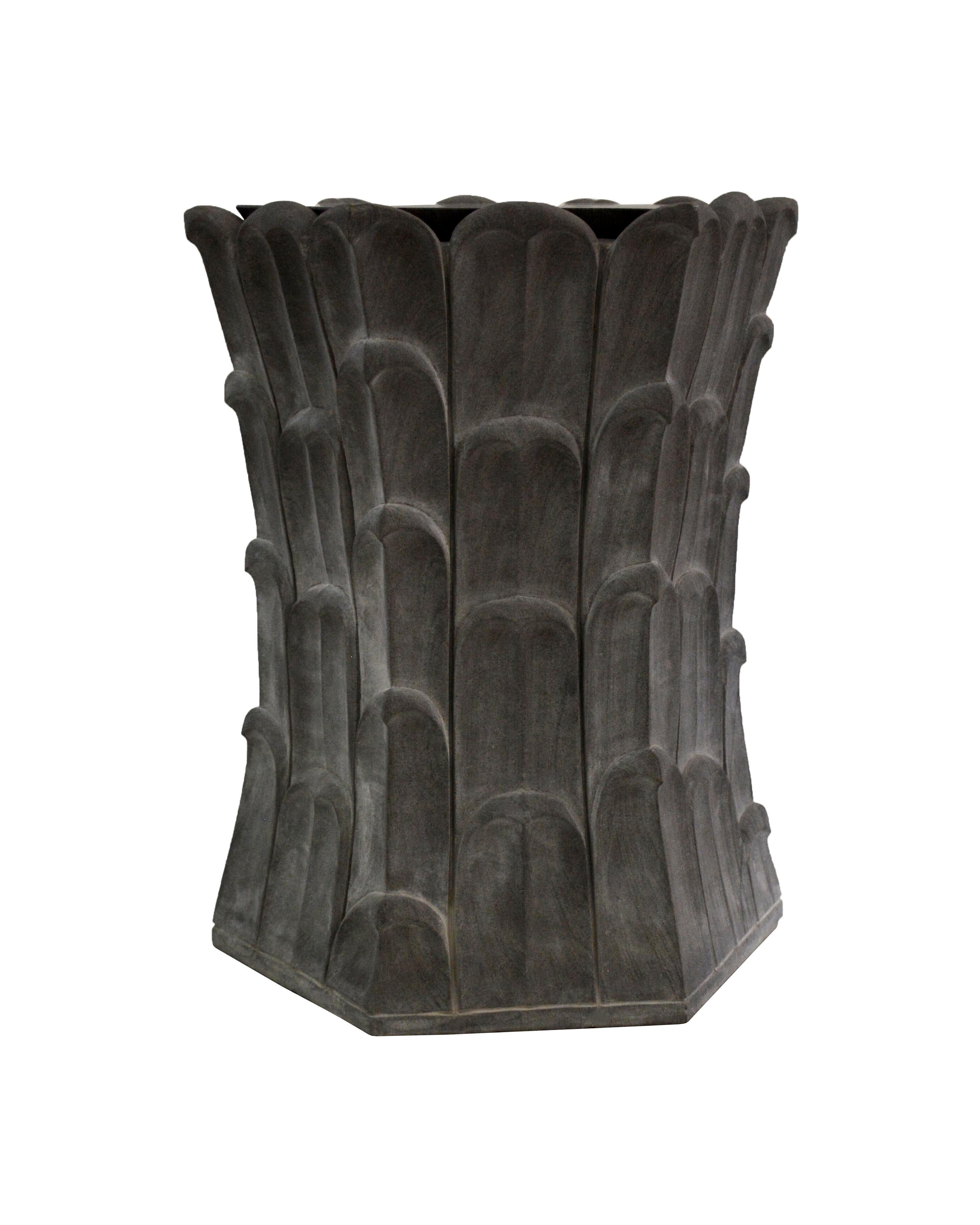 Sculpté à la main Ensemble de deux tables d'appoint Bamboo Grove en pierre grise Agra, fabriquées à la main en Inde en vente