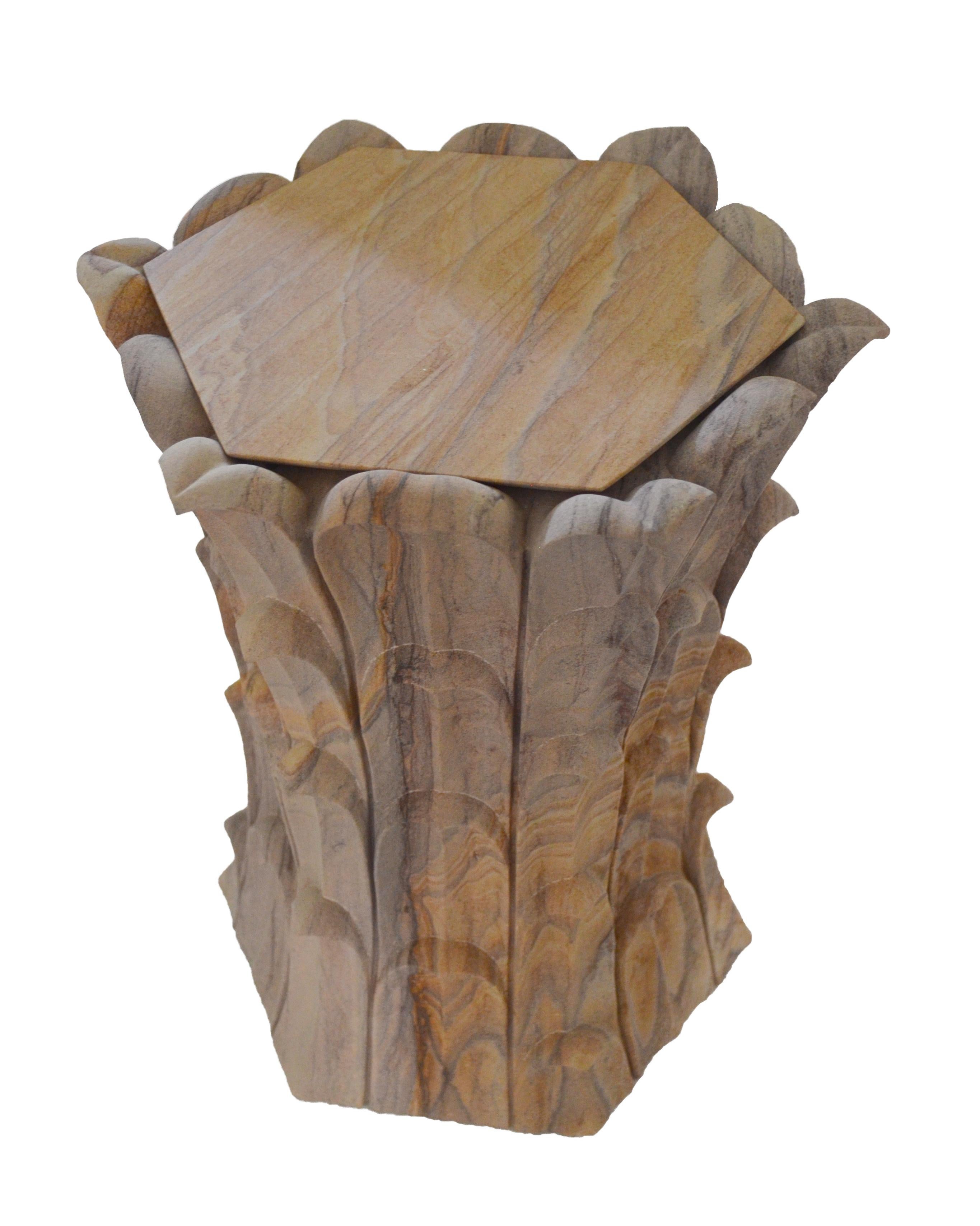Inspirée par les sculptures des temples d'Udaipur et des environs, Stephanie Odegard a conçu cette table d'appoint unique en utilisant des pierres disponibles localement. La disposition des feuilles sculptées donne l'impression d'une dense