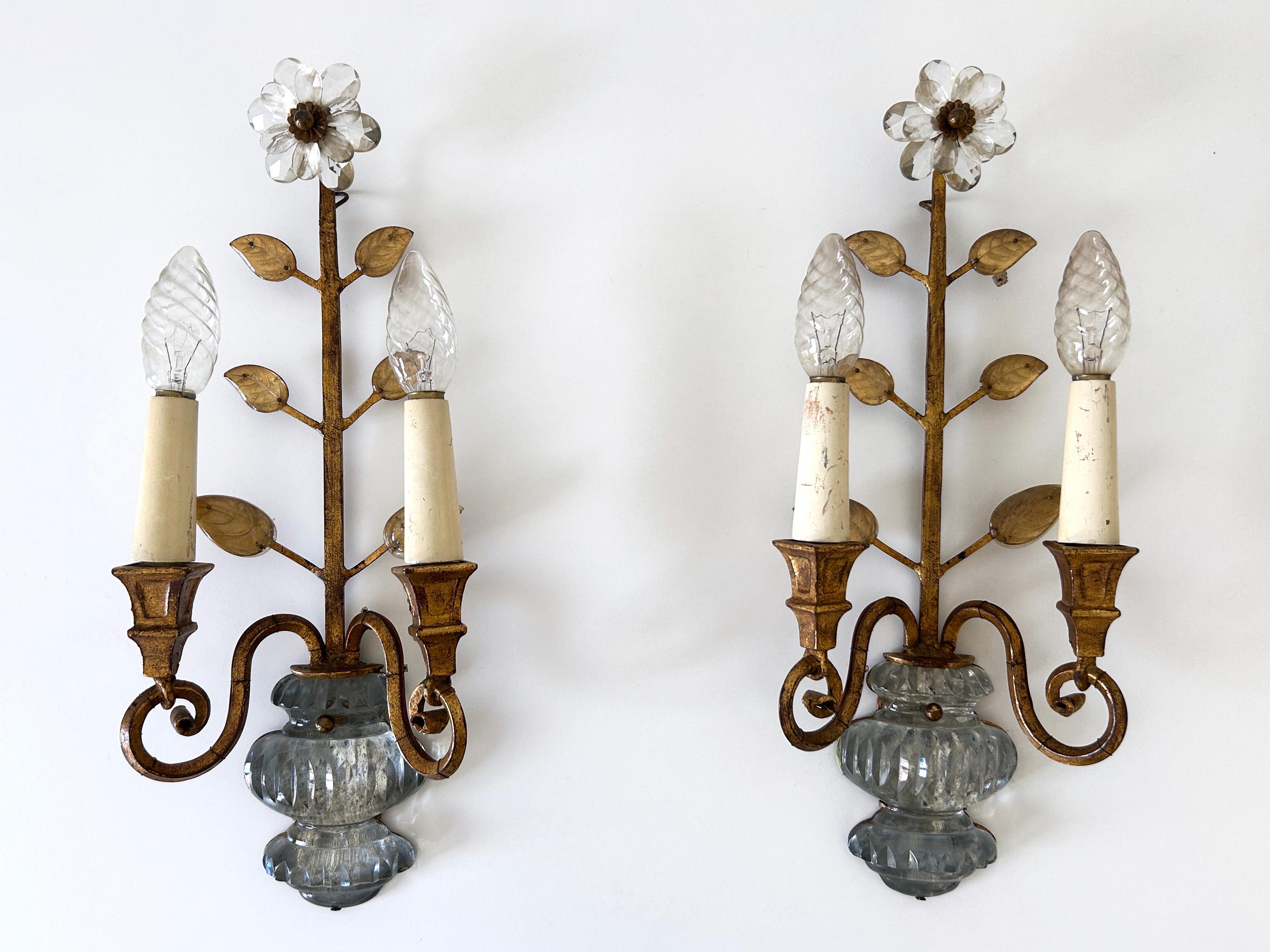 Set di due bellissime applique in vetro di cristallo e metallo dorato, altamente decorative e di gusto Mid-Century Modern. Prodotto da Banci Firenze, Italia, anni '1960.

Realizzata in metallo dorato e vetro di cristallo, ogni lampada necessita di 2