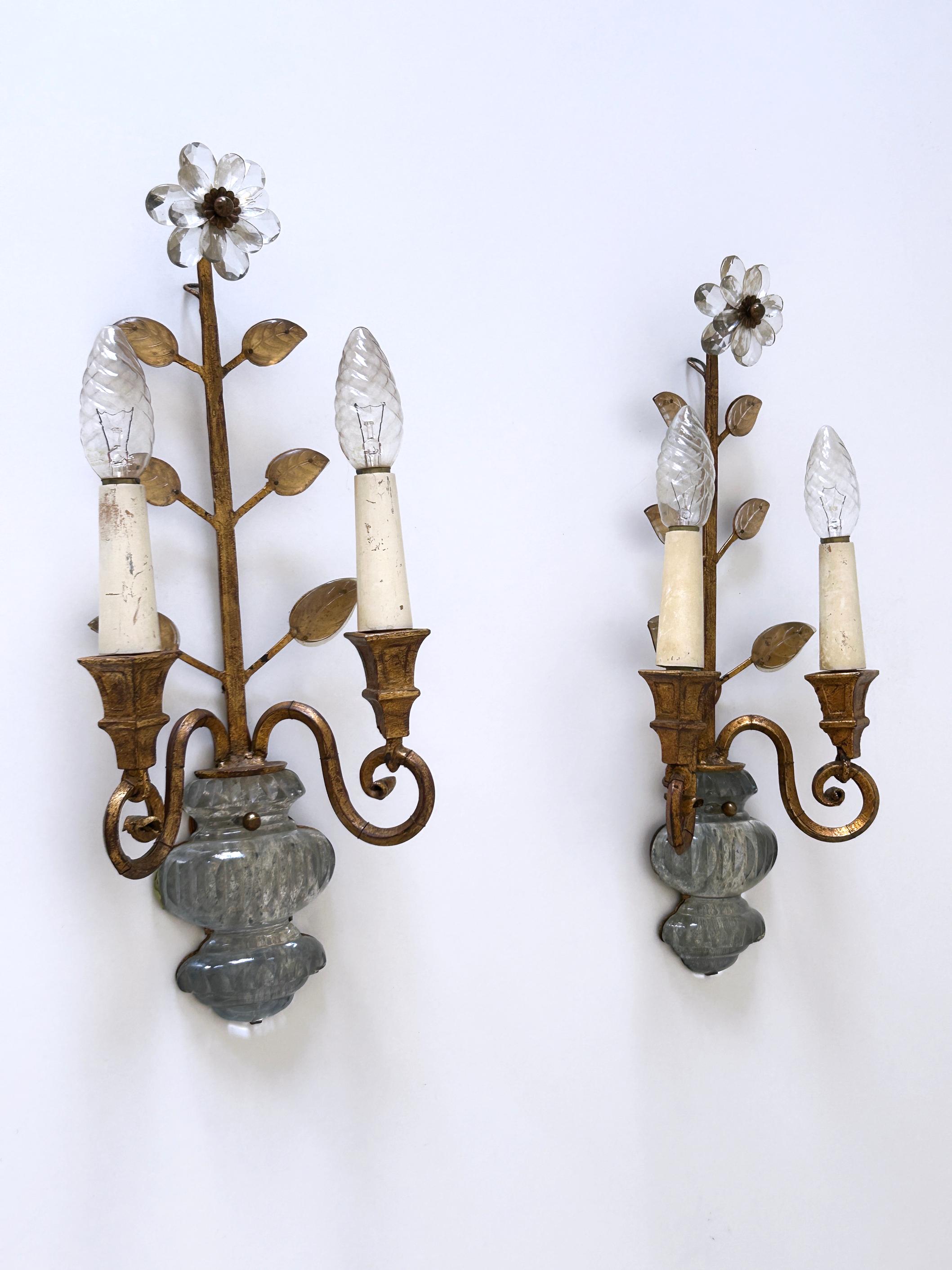 Italiano Set di due lampade da parete o scendiletto in cristallo e metallo dorato Banci Firenze 1960s Italia in vendita
