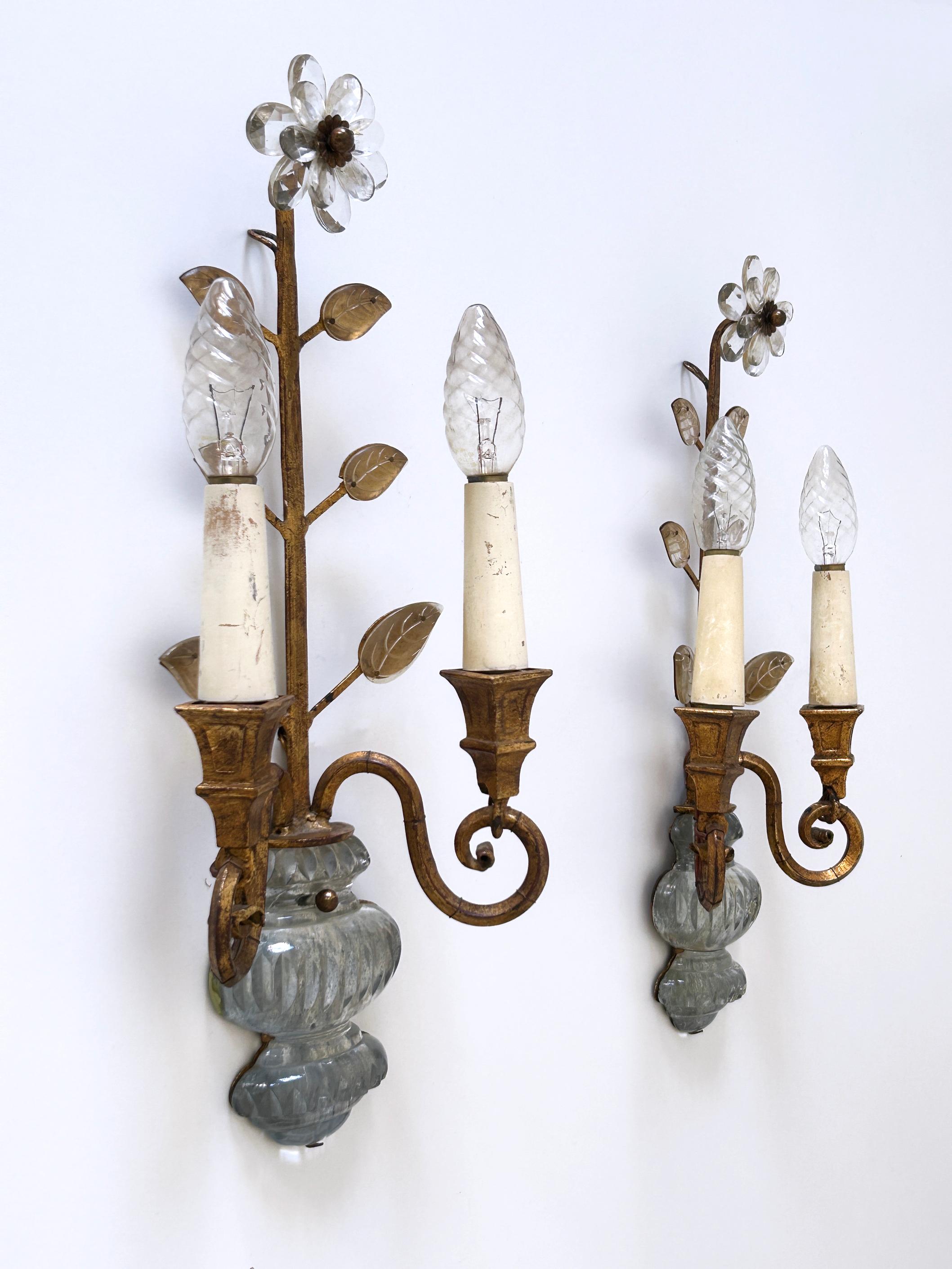 Metà XX secolo Set di due lampade da parete o scendiletto in cristallo e metallo dorato Banci Firenze 1960s Italia in vendita
