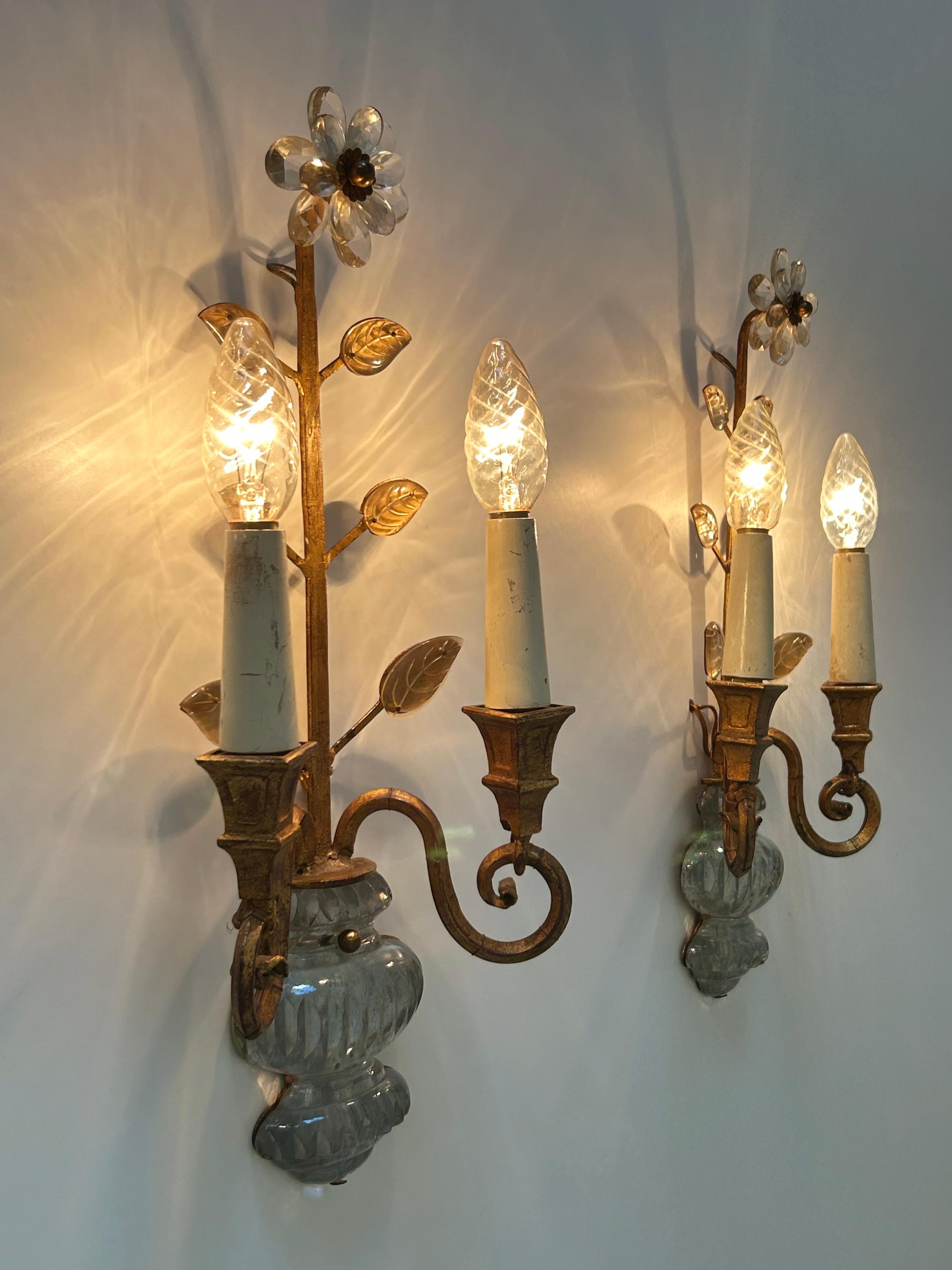 Metallo Set di due lampade da parete o scendiletto in cristallo e metallo dorato Banci Firenze 1960s Italia in vendita