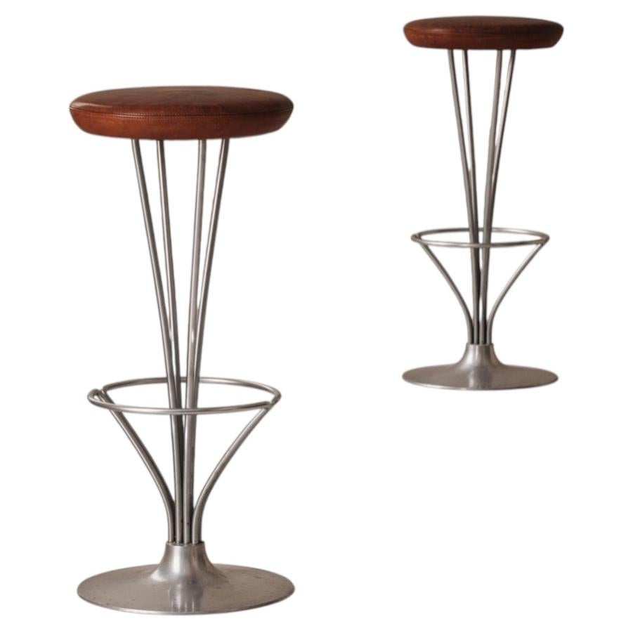 Set di due sgabelli da bar in pelle patinata, disegnati da Piet Hein per Fritz Hansen, Danimarca, anni ’60.