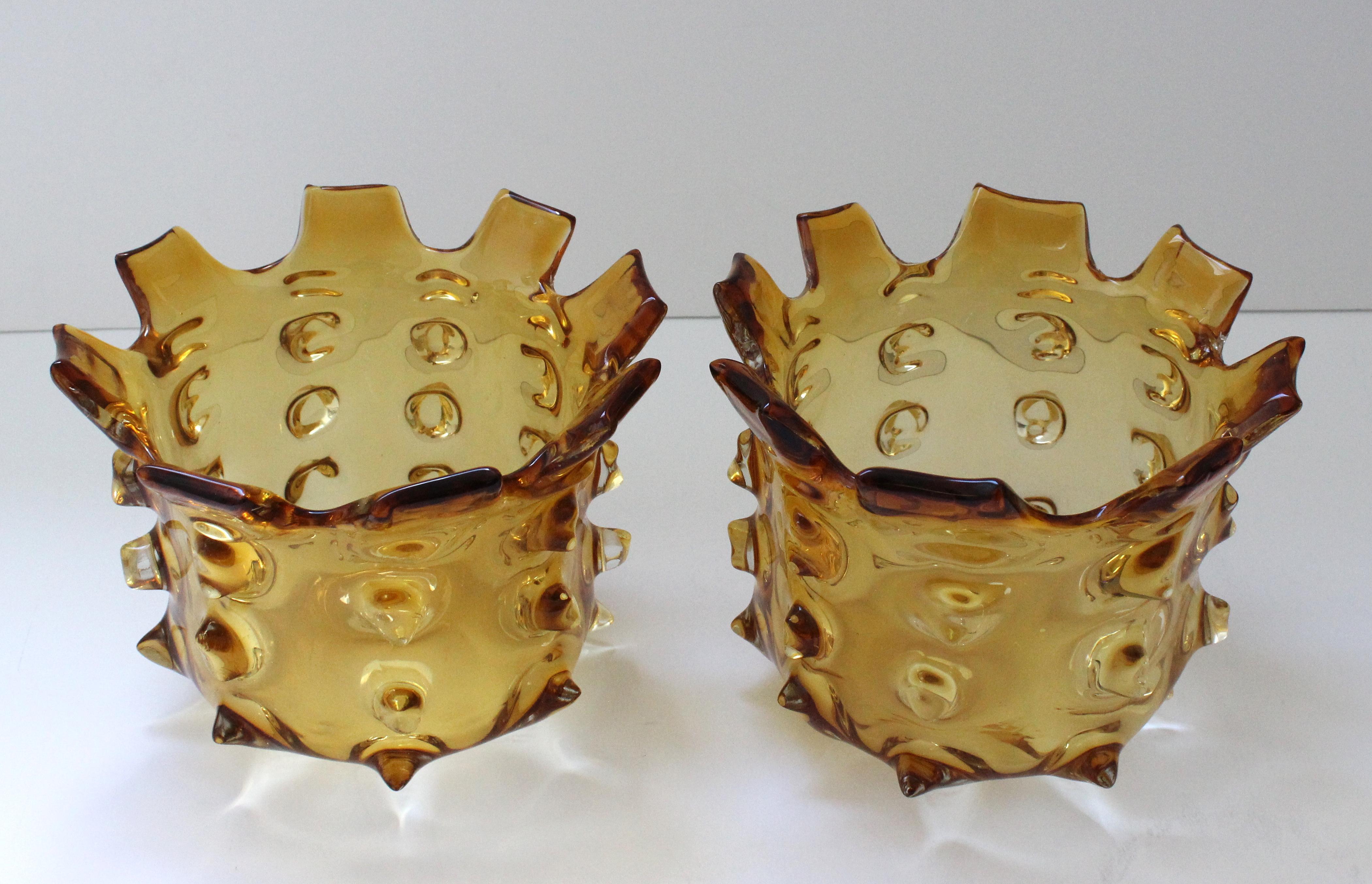 Diese stilvollen Vasen aus Muranoglas erinnern mit ihren gezogenen Stäben und geschmolzenen Formen stark an Stücke, die in den 1920er bis 1930er Jahren von der Firma Barovier et Toso geschaffen wurden.


Hinweis: Die Abmessungen einer der Vasen