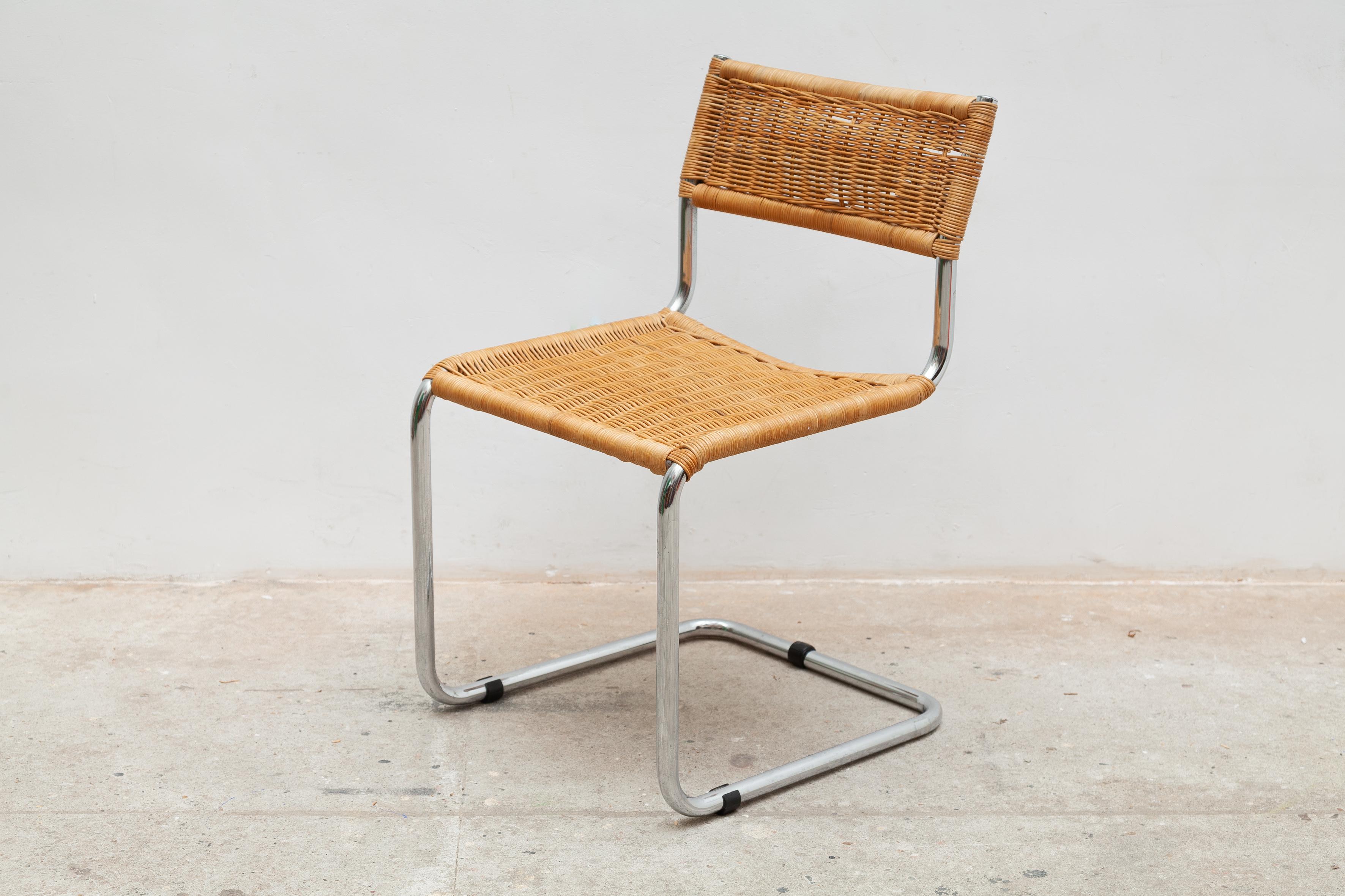 Dieses Stuhlpaar wurde in den 60er Jahren hergestellt. Er besteht aus einem verchromten Rohrgestell mit freitragender Basis, Sitz und Rückenlehne sind aus geflochtenem Rattan.
Ein schöner Klassiker, der an das Modell Cesca B32 des ungarischen
