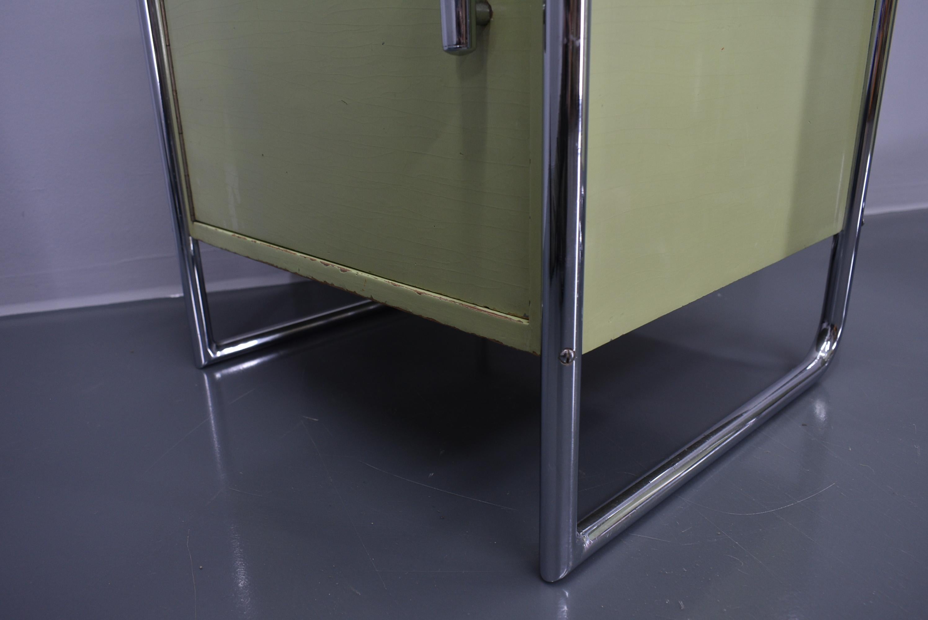 Ensemble de deux tables de nuit Bauhaus par Vichr & Co, années 1930 en vente 11