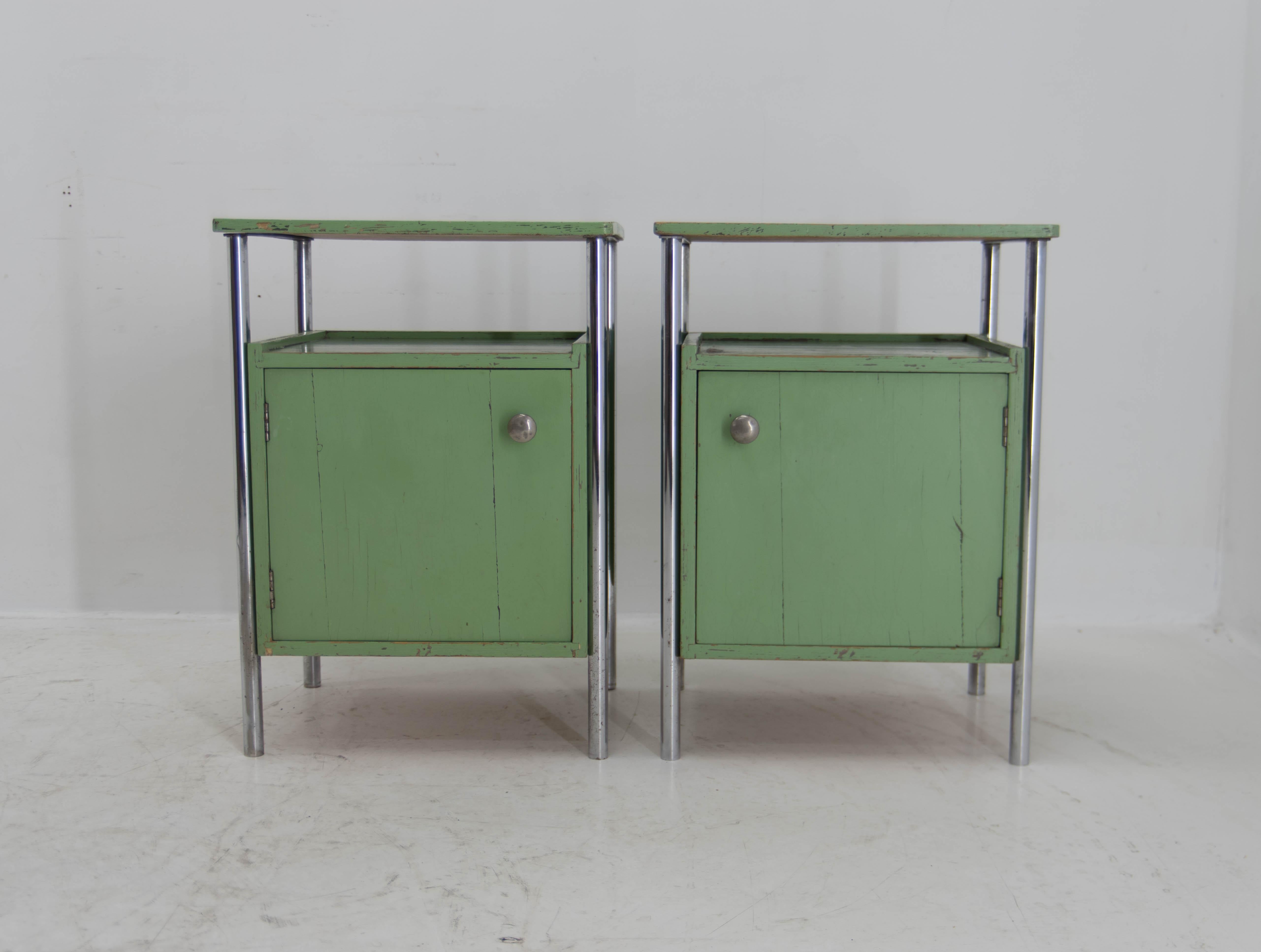 Rare two night stands in light green color made by Vichr & Co. in 1930s.
Original paint with some losses.
Nickel in very good condition, only minor age patina.
Sturdy and stabile.
