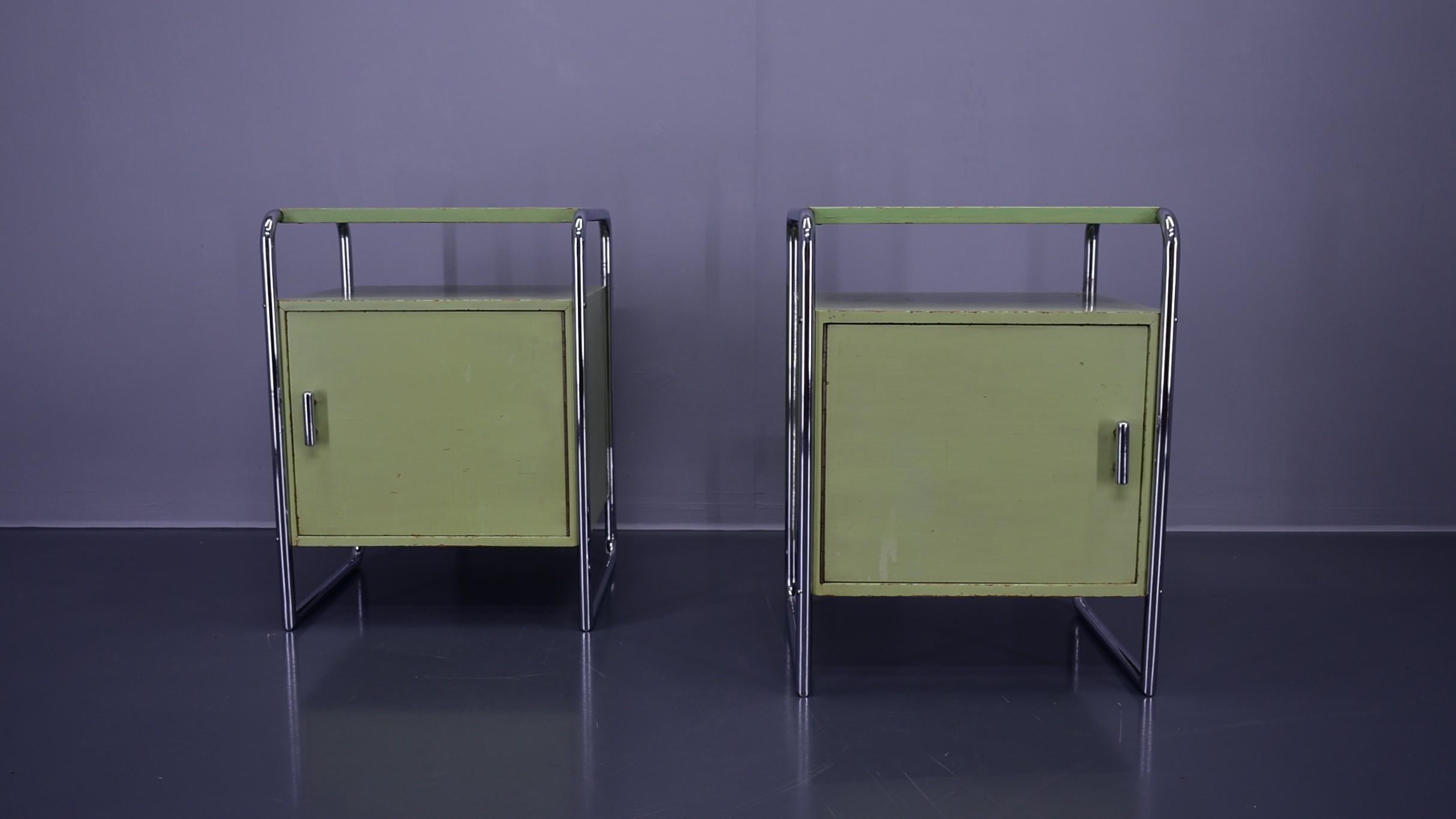 Rare deux tables de nuit en vert clair fabriquées par Vichr & Co. dans les années 1930.
Peinture d'origine avec quelques pertes.
Chrome en très bon état, seulement une petite patine d'âge.
Robuste et stable.