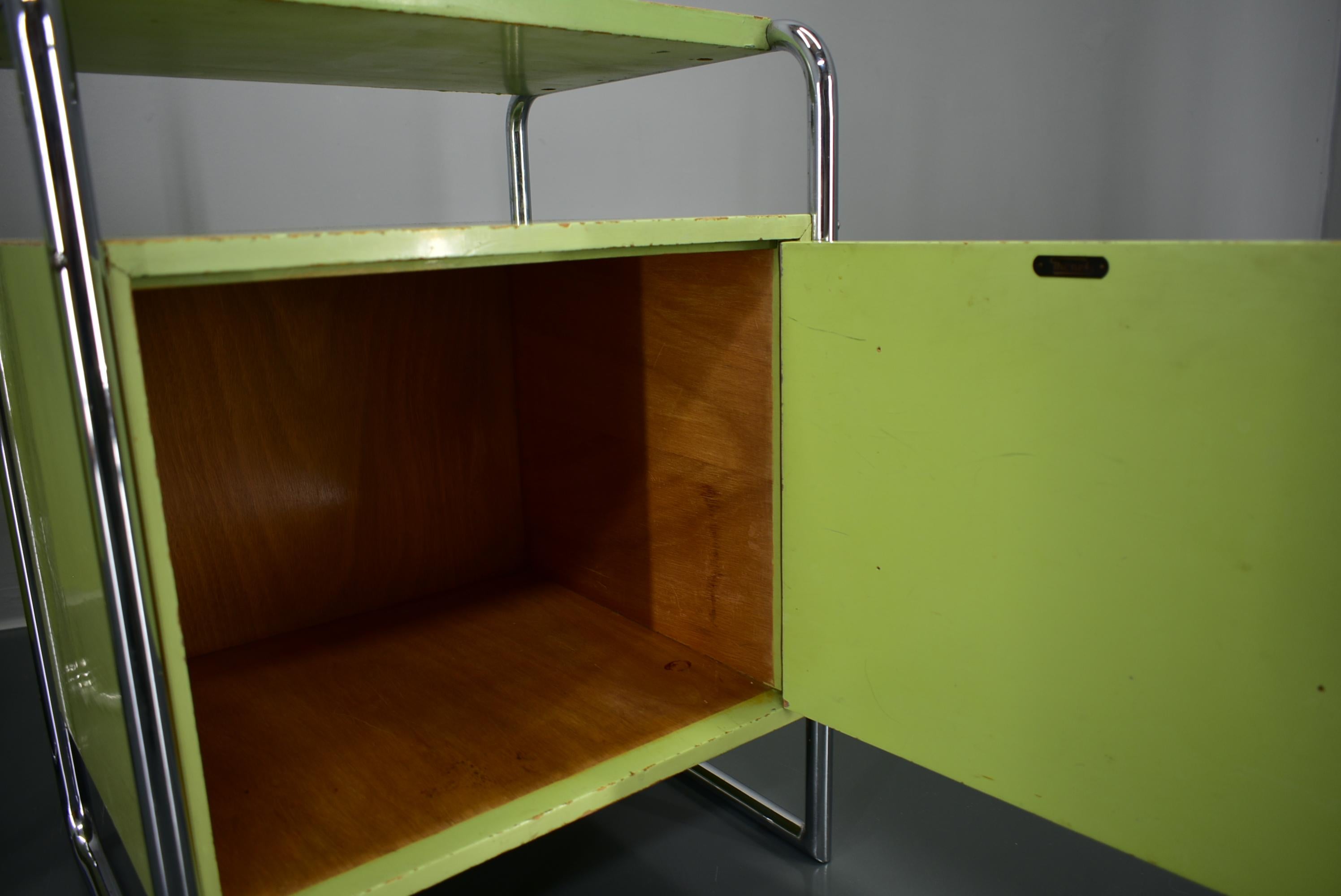 Tchèque Ensemble de deux tables de nuit Bauhaus par Vichr & Co, années 1930 en vente
