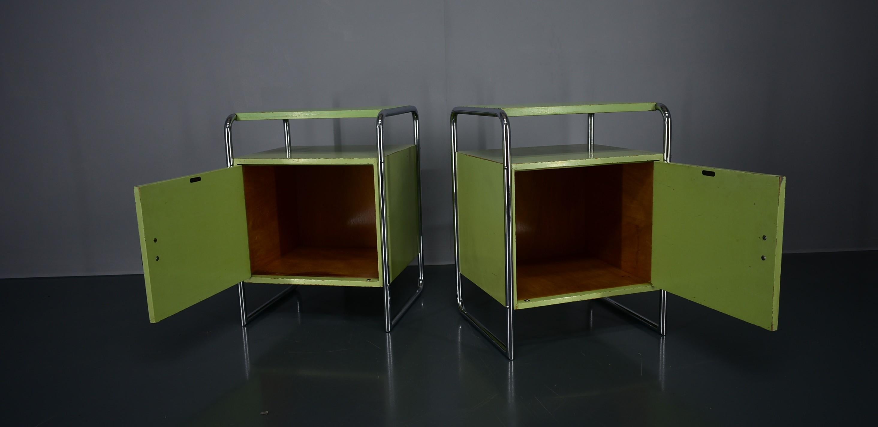 Milieu du XXe siècle Ensemble de deux tables de nuit Bauhaus par Vichr & Co, années 1930 en vente
