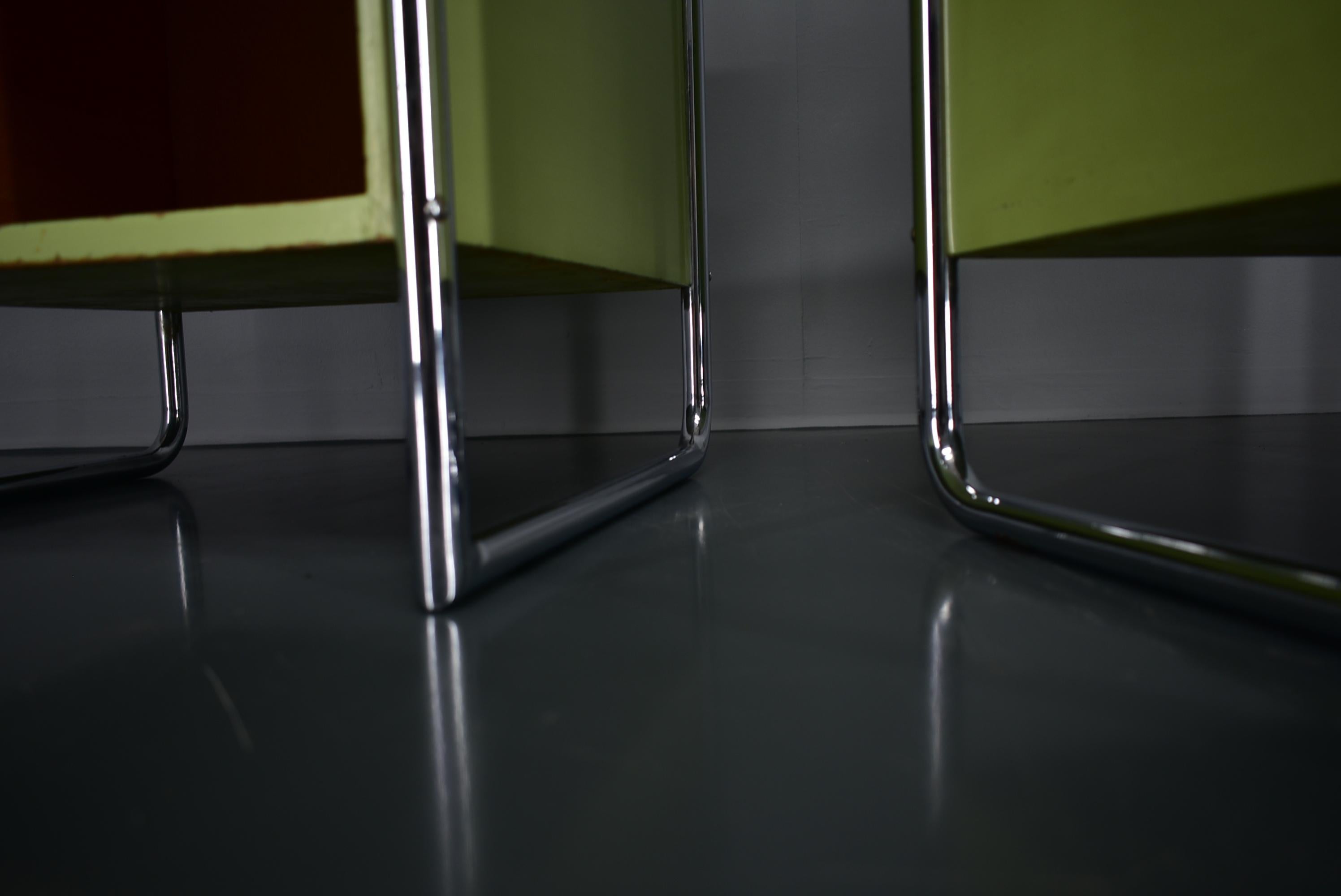 Ensemble de deux tables de nuit Bauhaus par Vichr & Co, années 1930 en vente 1