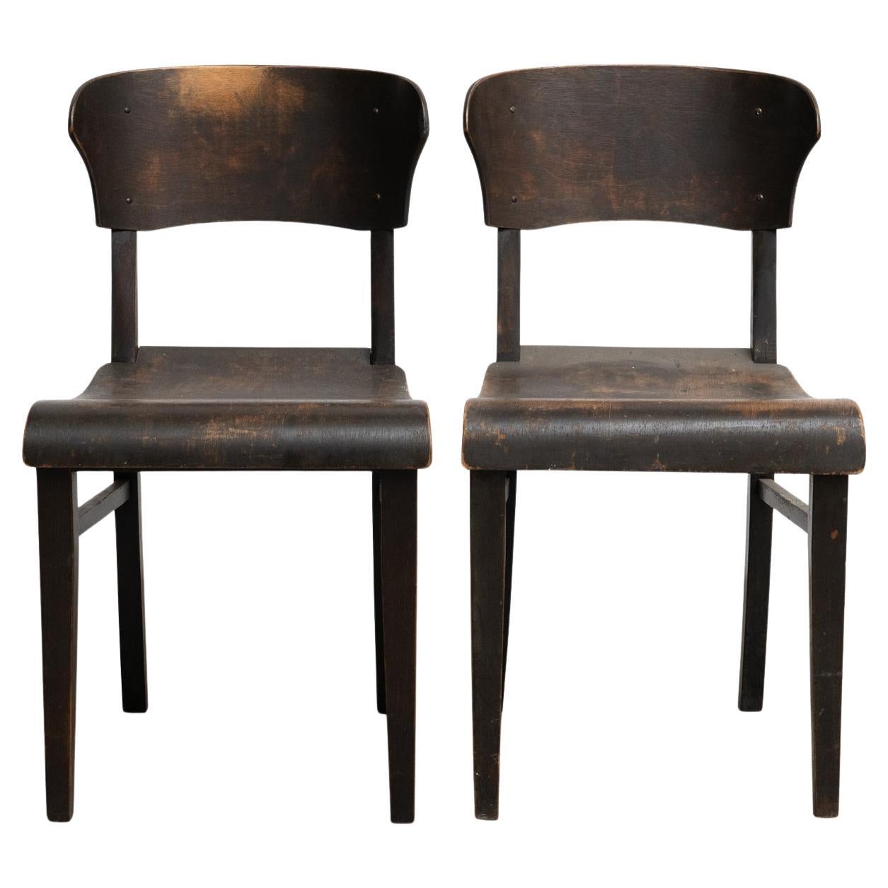 Set di due sedie in stile Bauhaus - Germania, anni '40

Questo set di due sedie in stile Bauhaus è un eccellente esempio della semplicità e della funzionalità che hanno definito questo influente movimento di design. Prodotte in Germania negli anni