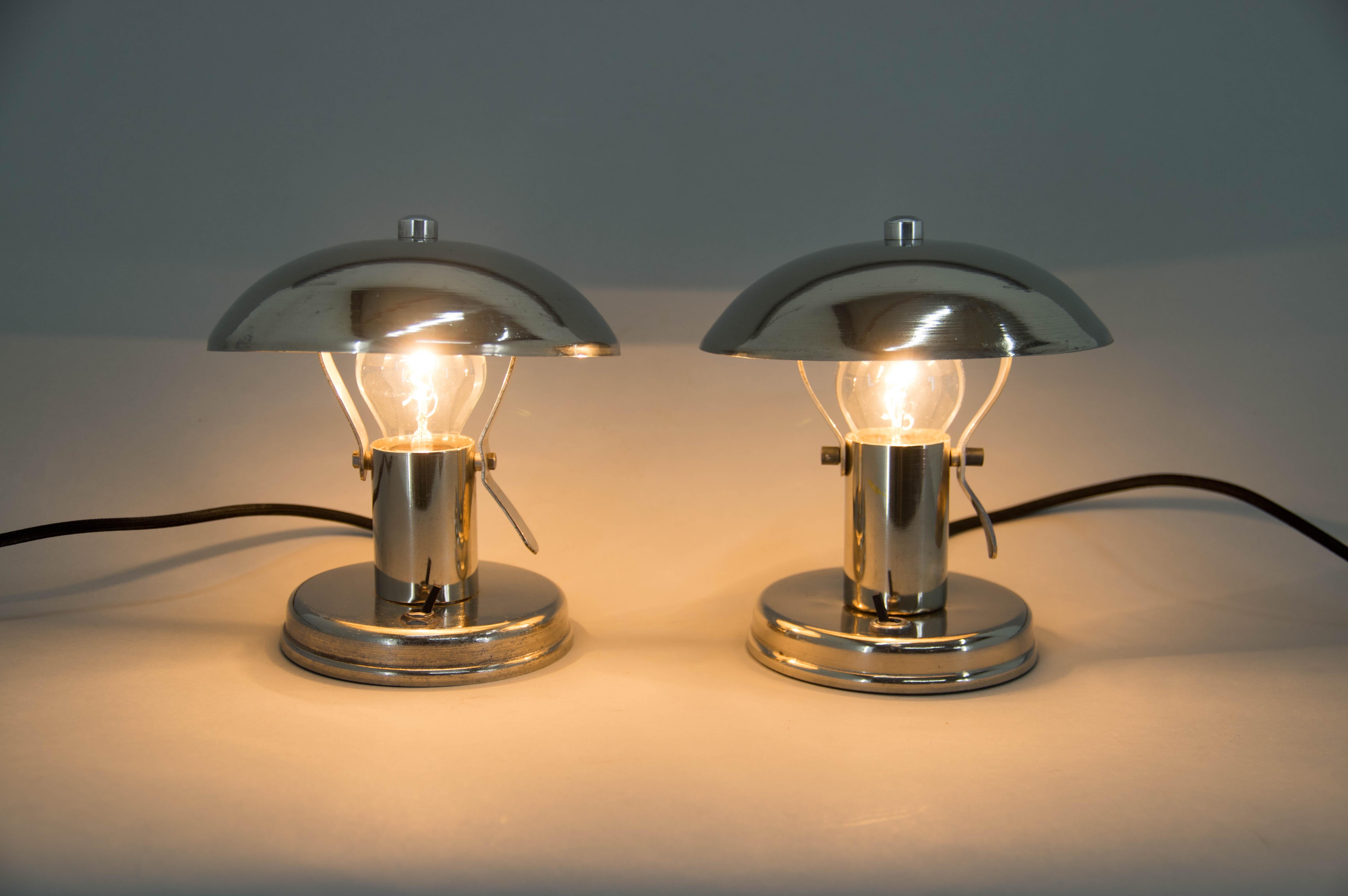 Zwei vernickelte Bauhaus-Tischlampen mit verstellbaren Schirmen
Restauriert, gereinigt, neu verkabelt, poliert.
1x40W, E25-E27 Glühbirne
Inklusive US-Steckeradapter.