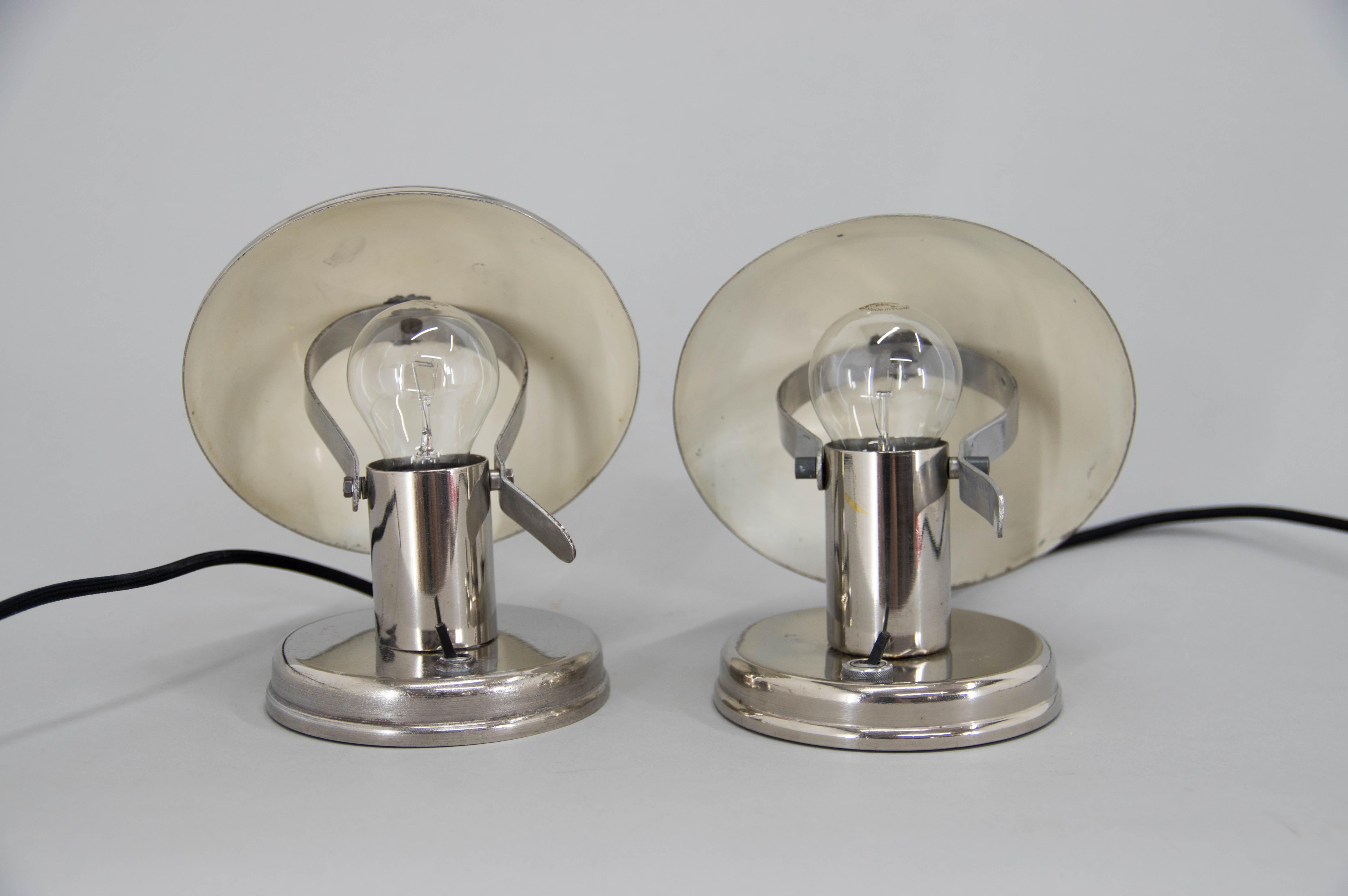 Satz von zwei Bauhaus-Tischlampen, 1930er Jahre (Mitte des 20. Jahrhunderts) im Angebot