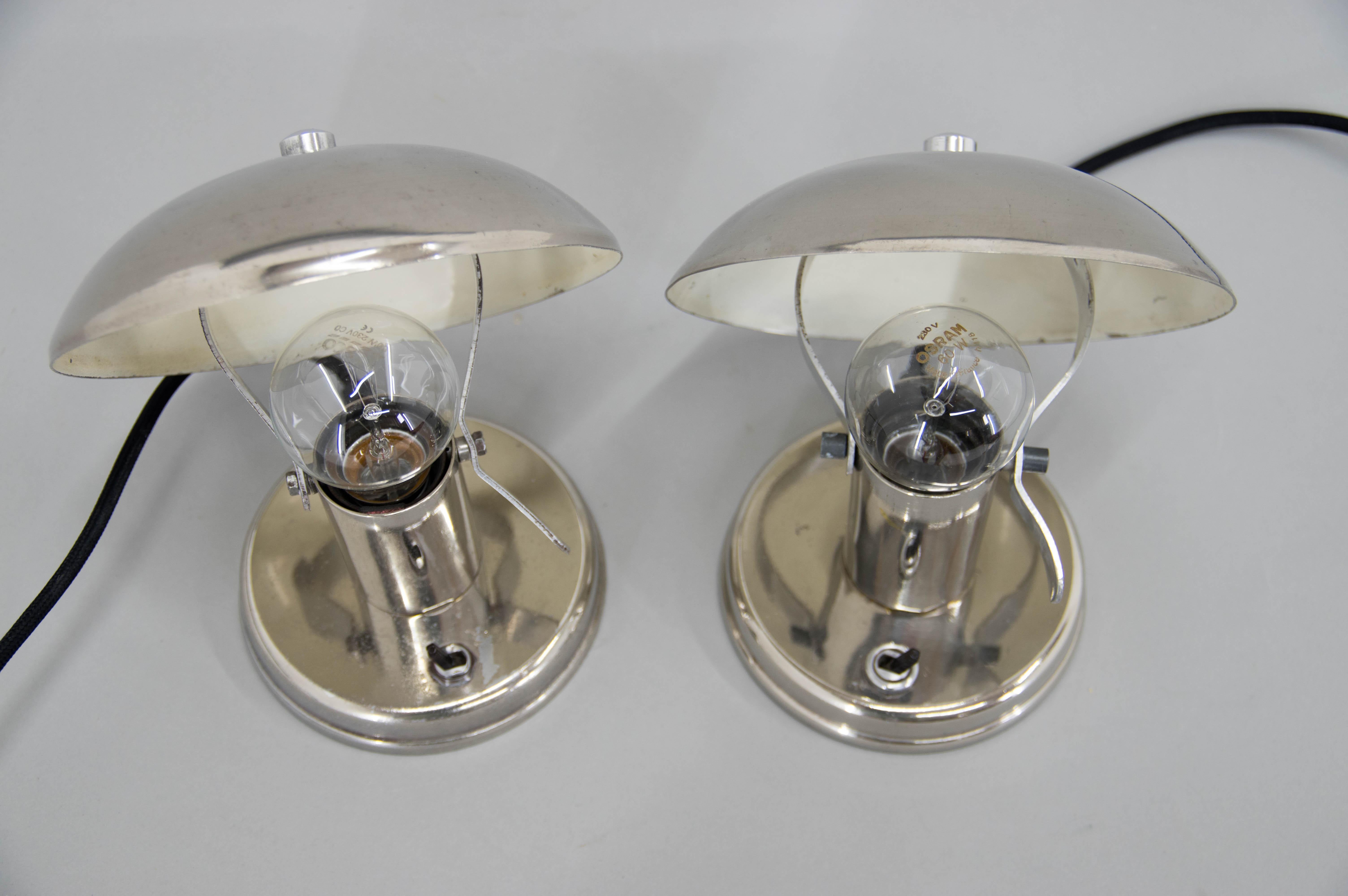 Satz von zwei Bauhaus-Tischlampen, 1930er Jahre (Nickel) im Angebot