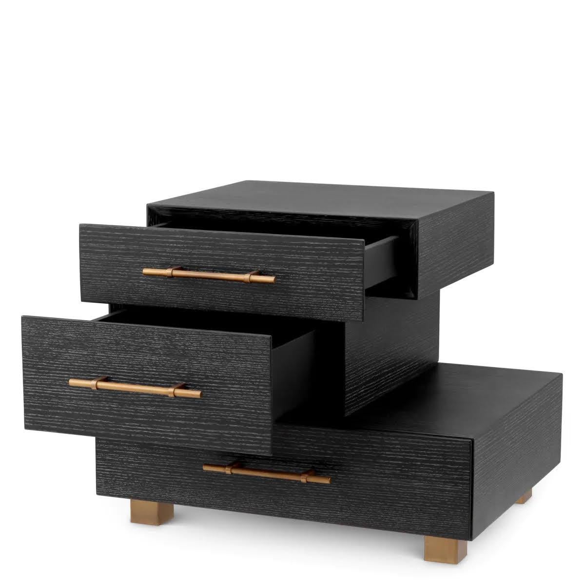 Moderne Ensemble de deux tables de chevet, placage de chêne anthracite, finition laiton brossé. en vente