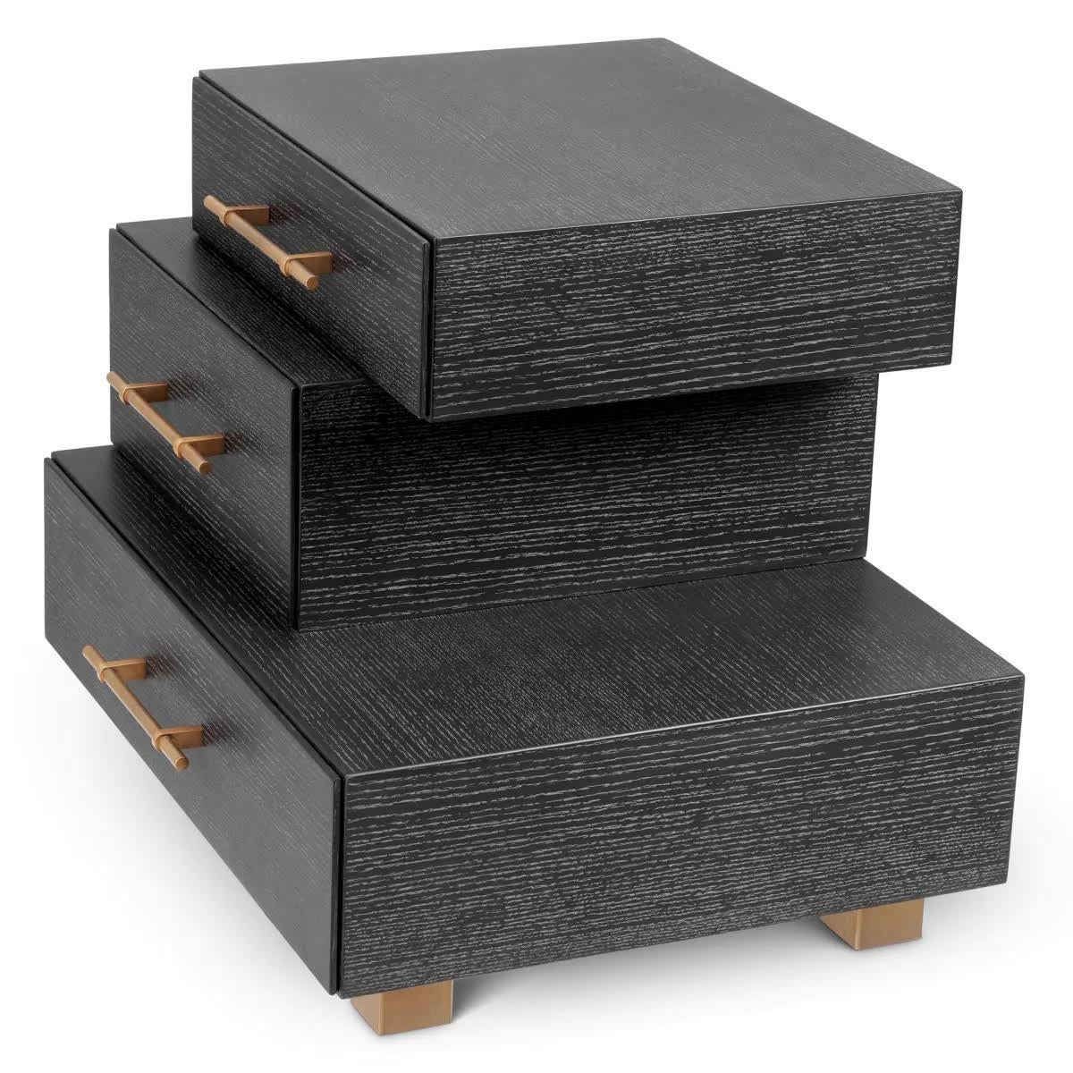 Français Ensemble de deux tables de chevet, placage de ch�êne anthracite, finition laiton brossé. en vente