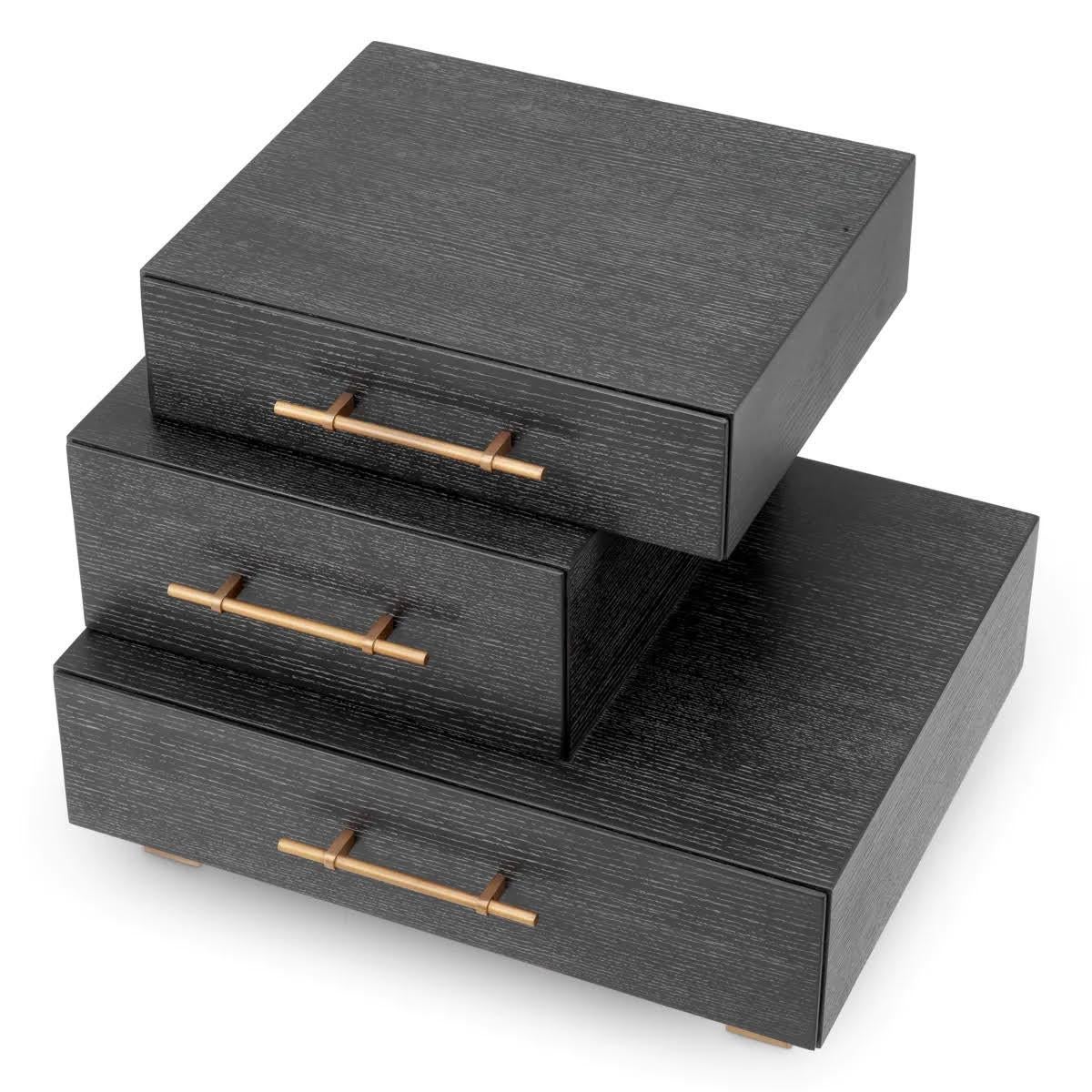 Ensemble de deux tables de chevet, placage de chêne anthracite, finition laiton brossé. Neuf - En vente à Saint-Ouen, FR