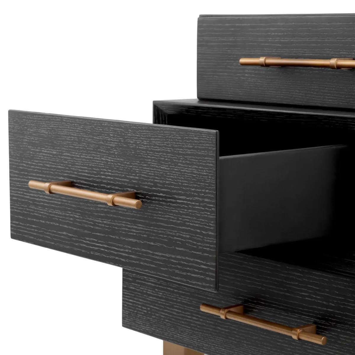 Laiton Ensemble de deux tables de chevet, placage de chêne anthracite, finition laiton brossé. en vente