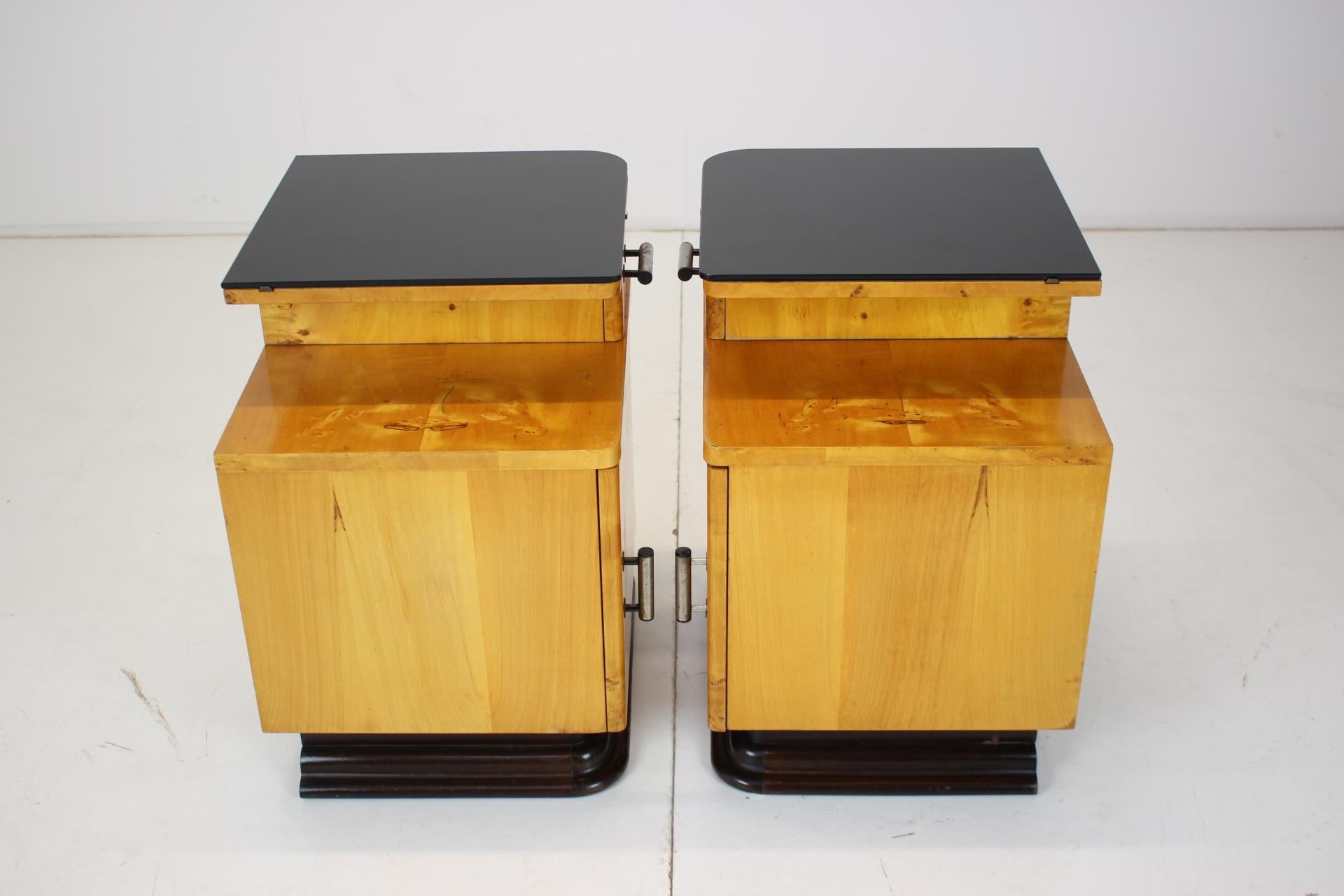 Ensemble de deux tables de chevet conçues par Jindich Halabala pour UP Zvody, années 1950 en vente 5