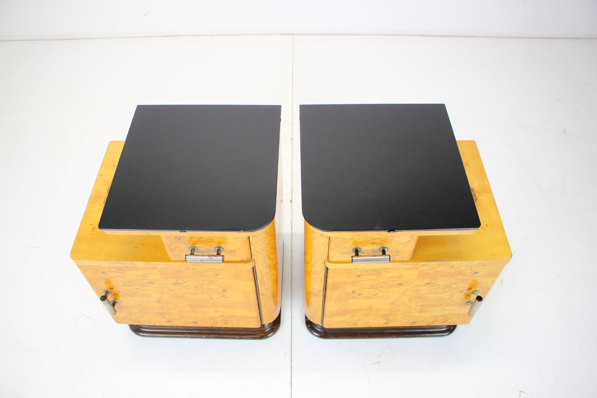 Mid-Century Modern Ensemble de deux tables de chevet conçues par Jindich Halabala pour UP Zvody, années 1950 en vente
