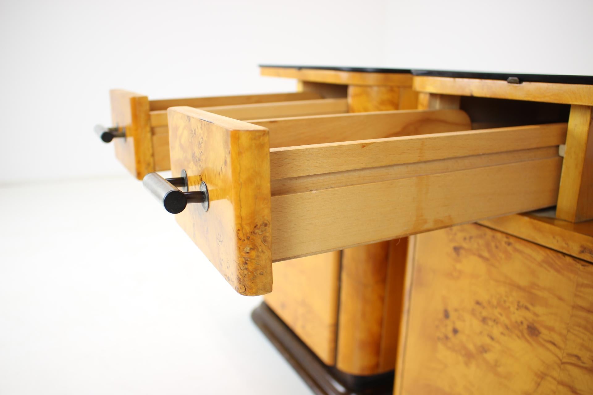 Milieu du XXe siècle Ensemble de deux tables de chevet conçues par Jindich Halabala pour UP Zvody, années 1950 en vente